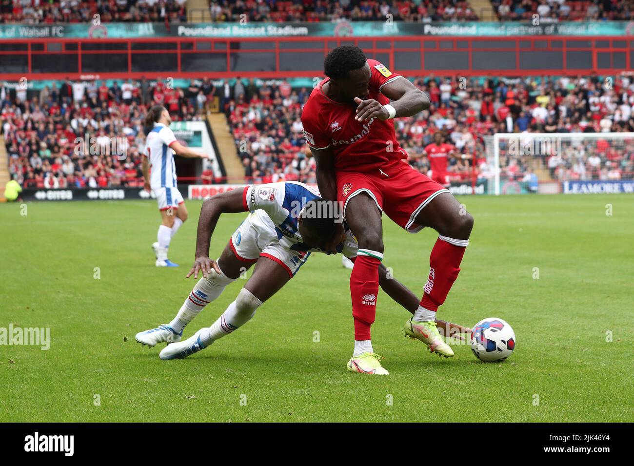 Josh Umerah von Hartlepool United kämpft im Sky Bet League 2-Spiel zwischen Walsall und Hartlepool United am Samstag, dem 30.. Juli 2022, im Banks's Stadium in Walsall um den Besitz von Wallsall's Emmanuel Monthe. (Kredit: Mark Fletcher | MI News) Kredit: MI Nachrichten & Sport /Alamy Live News Stockfoto