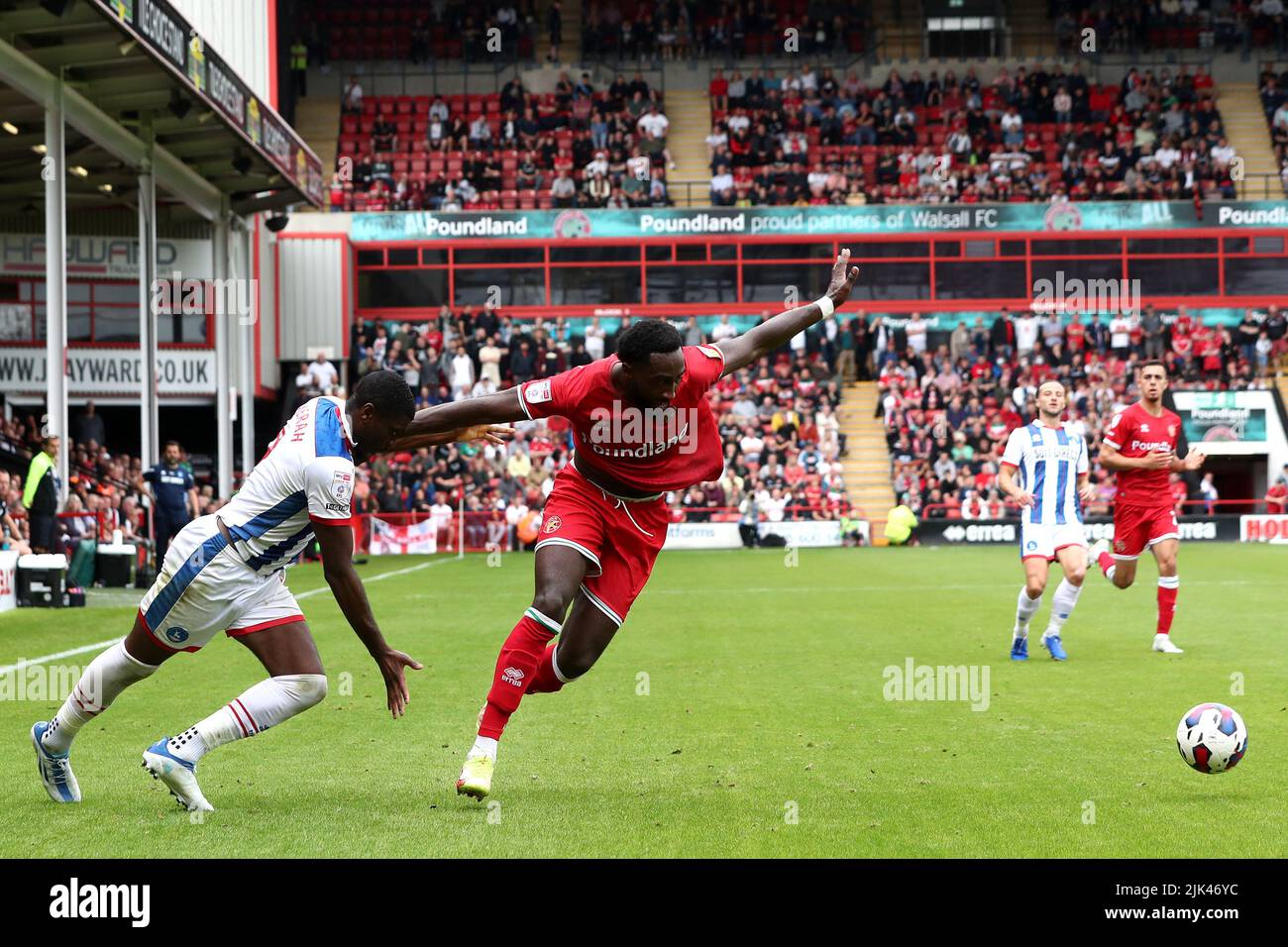 Josh Umerah von Hartlepool United kämpft im Sky Bet League 2-Spiel zwischen Walsall und Hartlepool United am Samstag, dem 30.. Juli 2022, im Banks's Stadium in Walsall um den Besitz von Wallsall's Emmanuel Monthe. (Kredit: Mark Fletcher | MI News) Kredit: MI Nachrichten & Sport /Alamy Live News Stockfoto