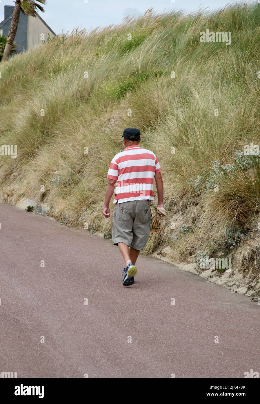 Spaziergang entlang der Promenade in Pirou Plage, Normandie, Frankreich, Europa Stockfoto