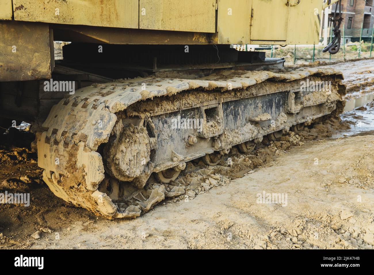 Detail der verschmutzten Raupenbahn auf der Baustelle Stockfoto