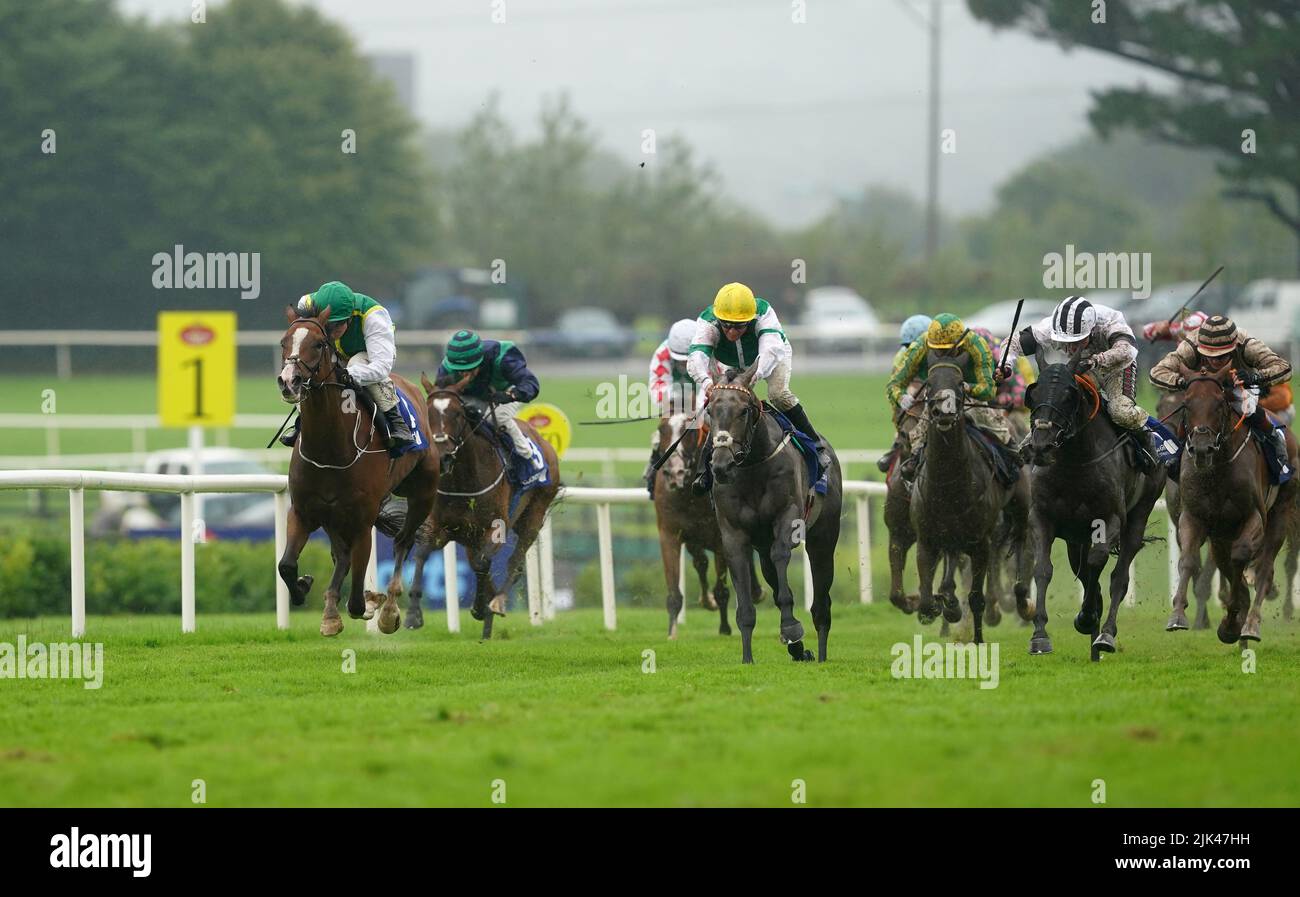 Aqwaam und Seamie Heffernan (Mitte, gelbe Kappe) kommen nach Hause, um das McDonogh Capital Investments Handicap am sechsten Tag des Galway Races Summer Festival 2022 auf der Galway Racecourse im County Galway, Irland, zu gewinnen. Bilddatum: Samstag, 30. Juli 2022. Stockfoto