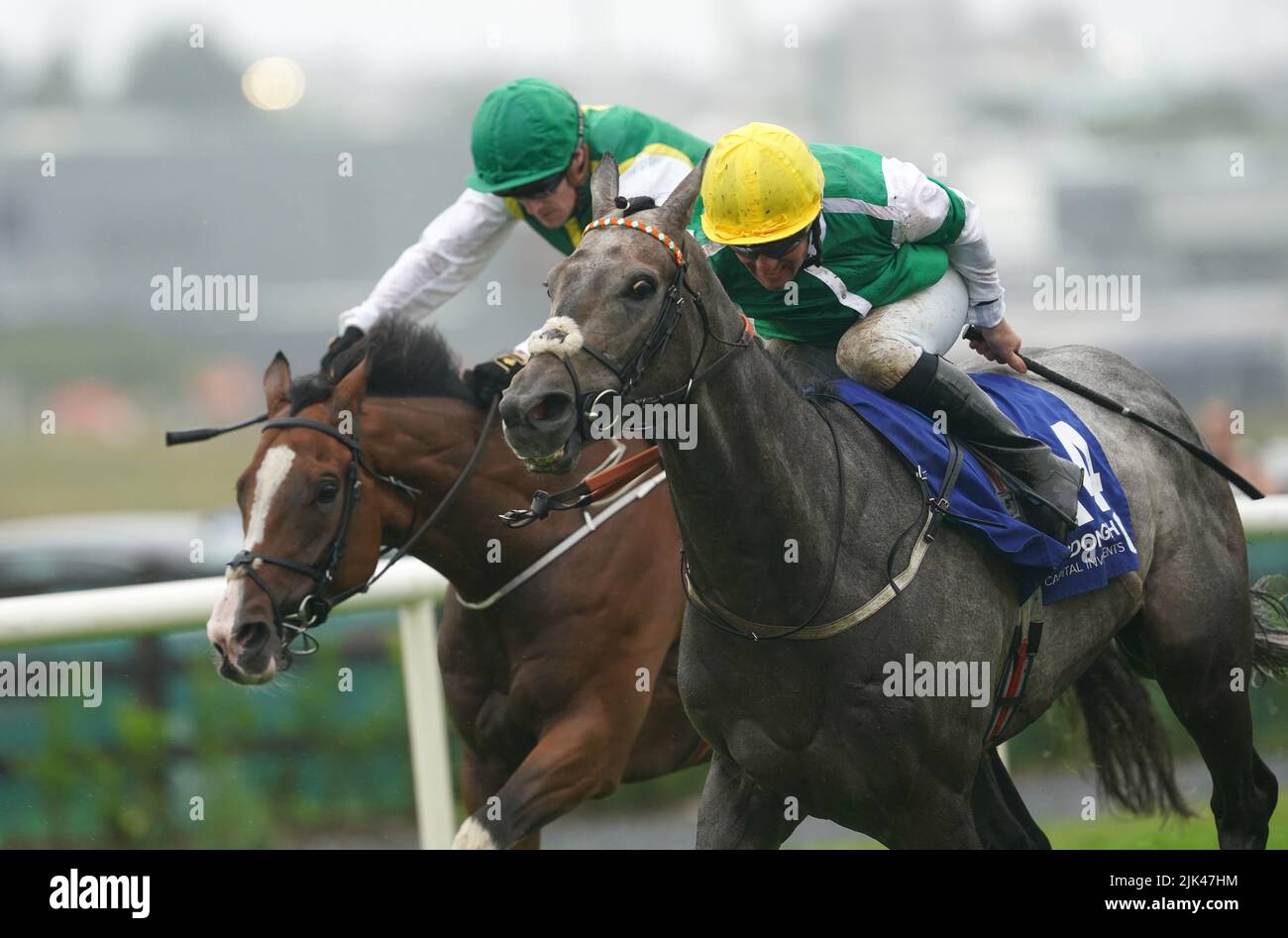 Aqwaam und Seamie Heffernan (rechts) kommen nach Hause, um das McDonogh Capital Investments Handicap am sechsten Tag des Galway Races Summer Festival 2022 auf der Galway Racecourse im County Galway, Irland, zu gewinnen. Bilddatum: Samstag, 30. Juli 2022. Stockfoto