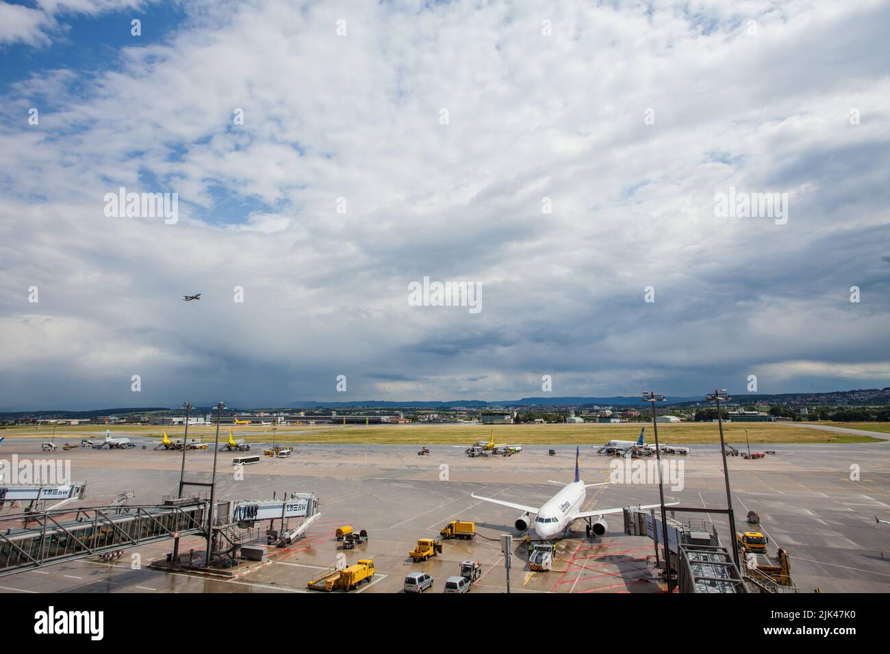 Stuttgart Airport, Deutschland, zweimotorige Düsenflugzeuge starten mit bewölktem Himmel im Hintergrund Stockfoto