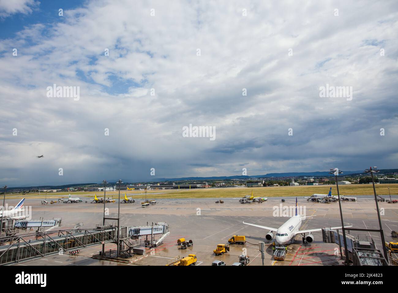 Stuttgart Airport, Deutschland, zweimotorige Düsenflugzeuge starten mit bewölktem Himmel im Hintergrund Stockfoto