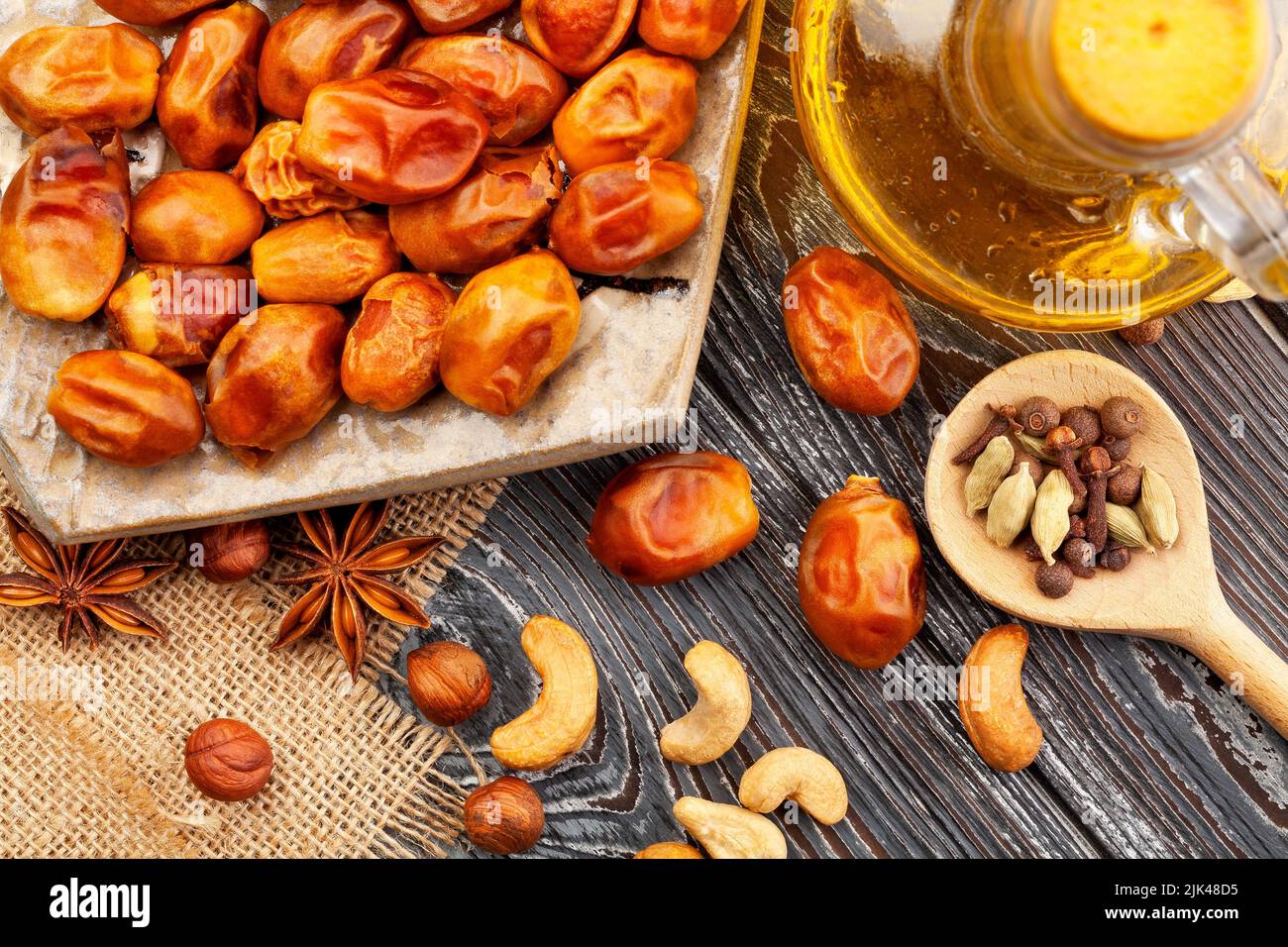Datteln Gruppe auf Holz Hintergrund Stockfoto