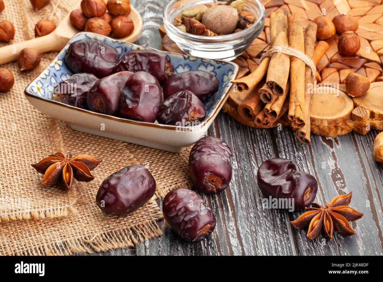 Datteln Gruppe auf Holz Hintergrund Stockfoto