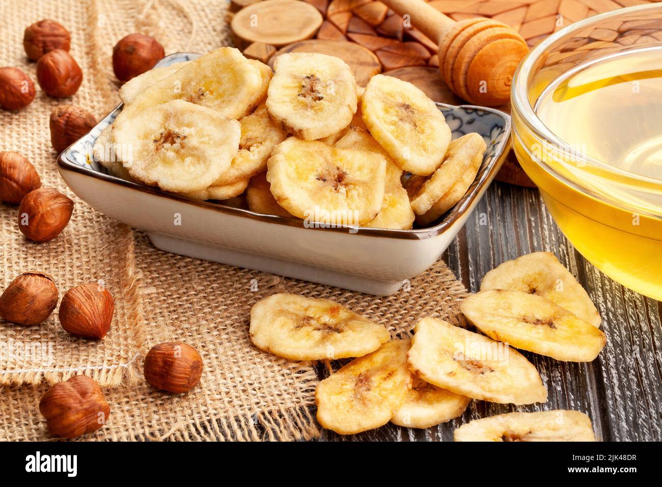 Bananenspäne auf Holzhintergrund Stockfoto