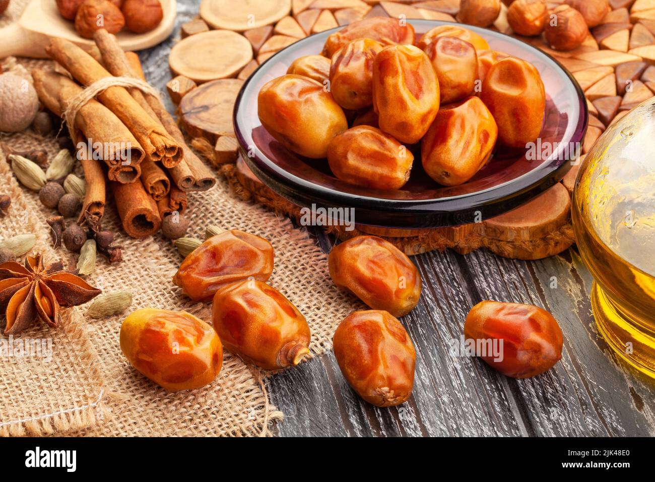 Datteln Gruppe auf Holz Hintergrund Stockfoto