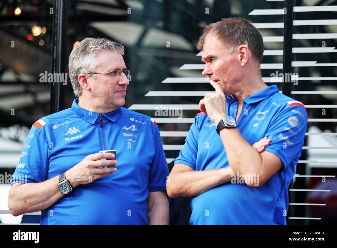Mogyorod, Ungarn. 30.. Juli 2022. (L bis R): Pat Fry (GBR) Alpine F1 Team Chief Technical Officer mit Alan Permane (GBR) Alpine F1 Team Trackside Operations Director. Großer Preis von Ungarn, Samstag, 30.. Juli 2022. Budapest, Ungarn. Quelle: James Moy/Alamy Live News Stockfoto