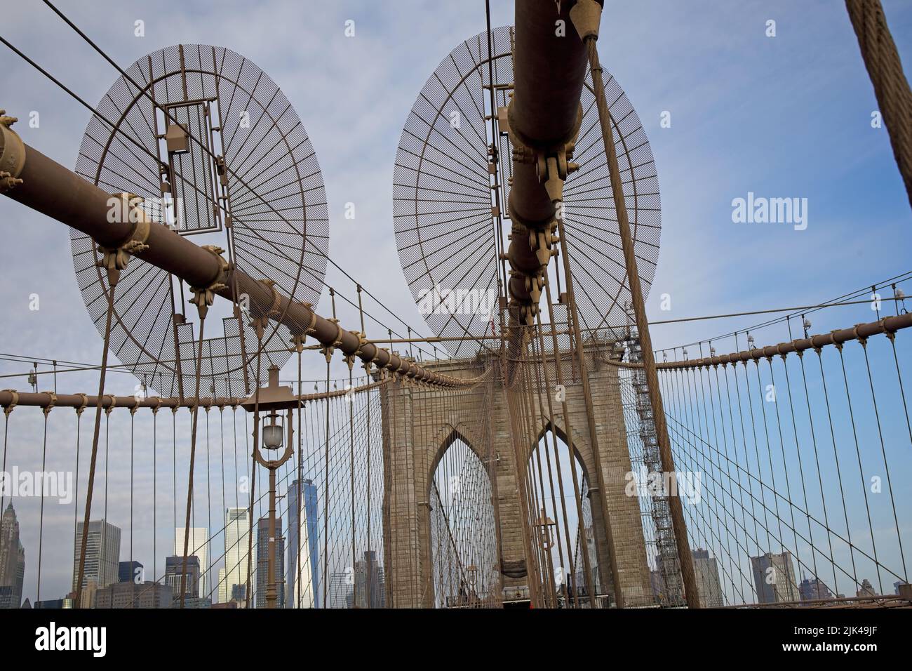 Brooklyn, NY, USA - 1. Aug 2022: Ovale Bildschirme, um Eindringlinge daran zu hindern, auf die Brooklyn Bridge zu klettern Stockfoto