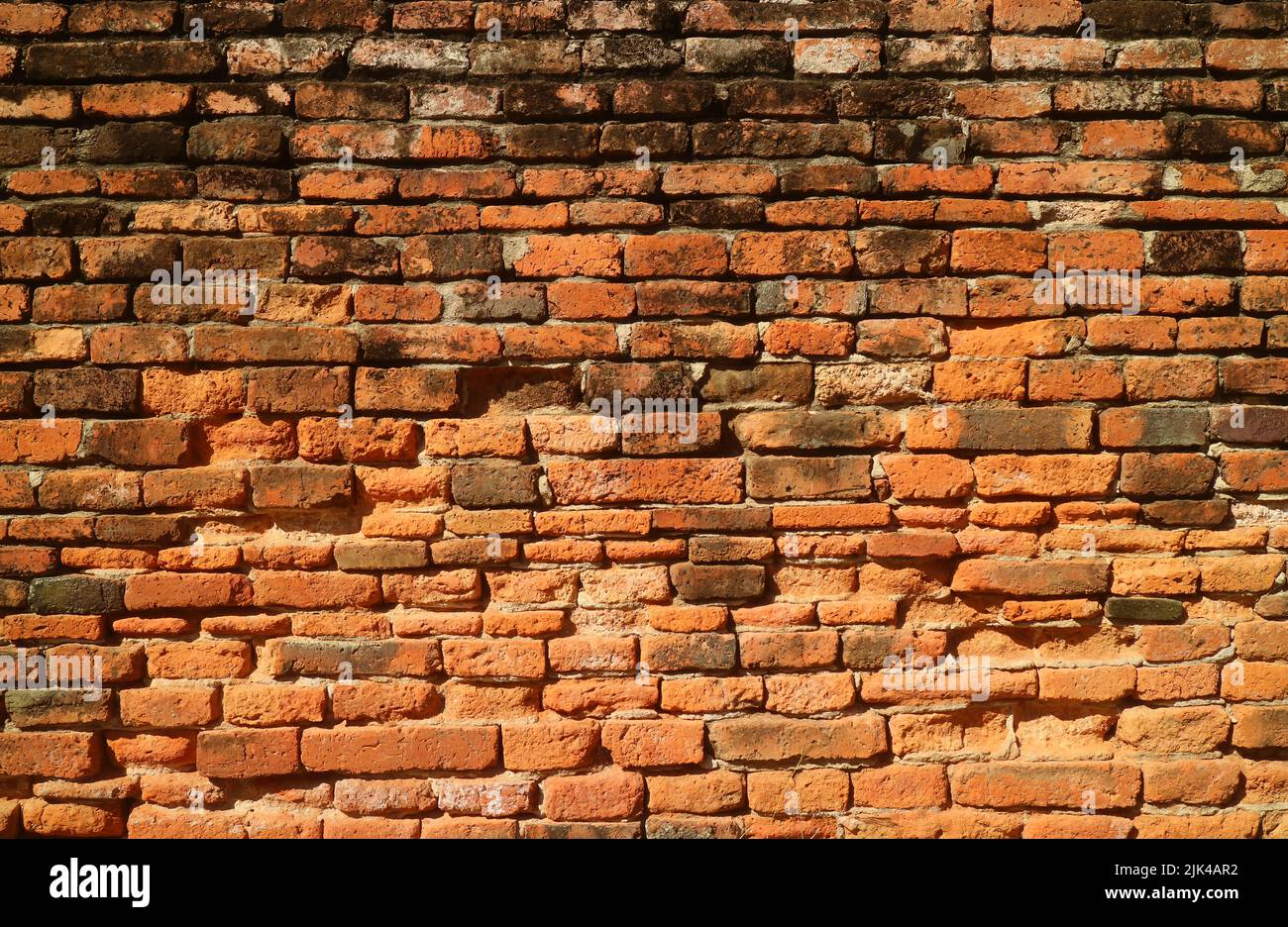 Die alte Außenmauer des Wat Phra Si Sanphet Archäologischer Komplex im Sonnenlicht, Ayutthaya Historical Park, Thailand Stockfoto