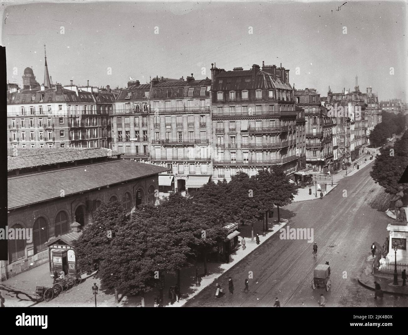 Boulevard Saint Germain (Paris, Frankreich) im Jahr 1900. Place Maubert. Statue von Etienne Dolet. Halls - Boulevard Saint Germain (Paris, frankreich) en 1900. Place Maubert. Statue d'Etienne Dolet. Les Halles Stockfoto