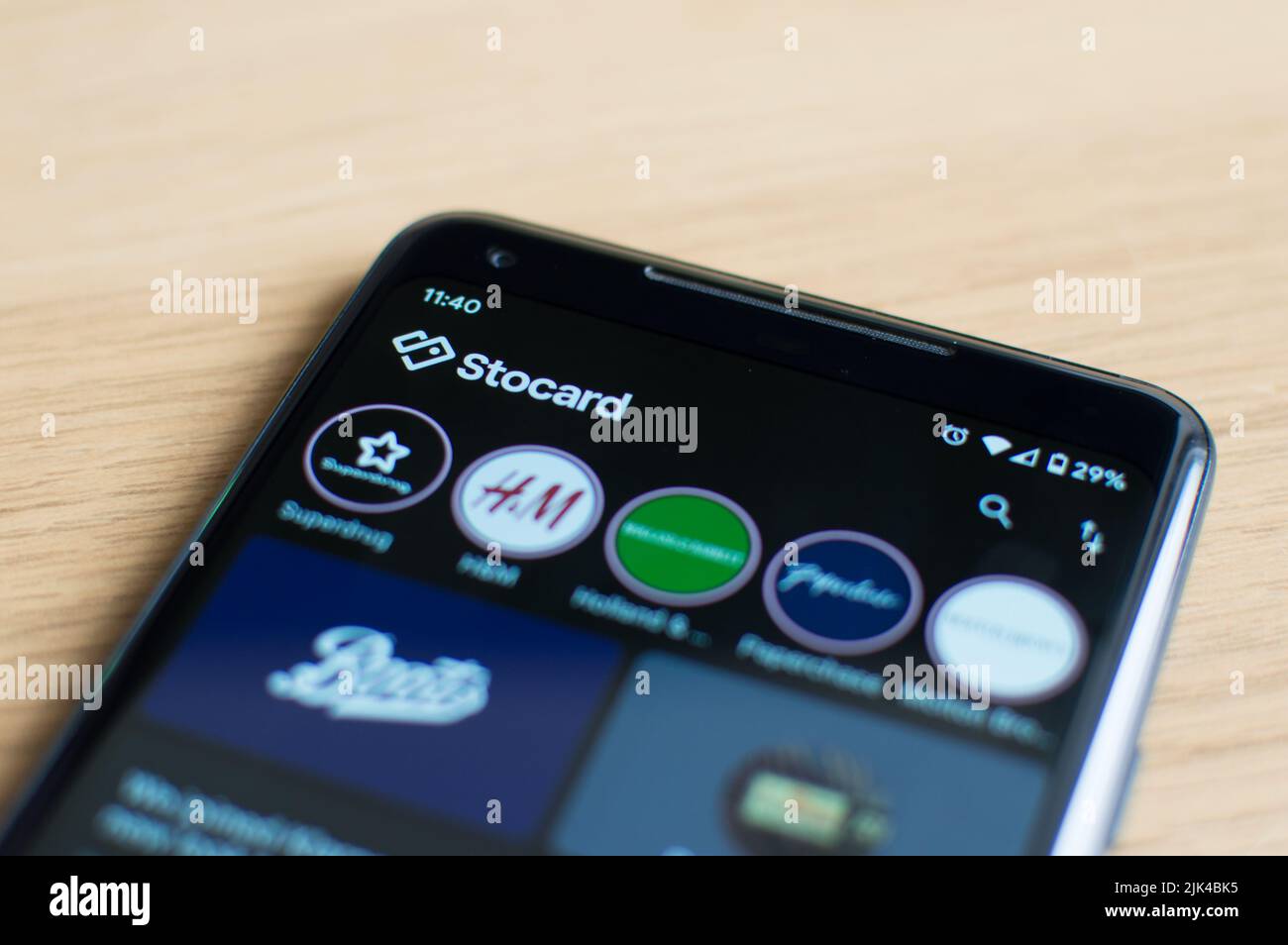 Stocard-App auf einem mobilen Gerät mit mehreren Store-Treuekarten Stockfoto