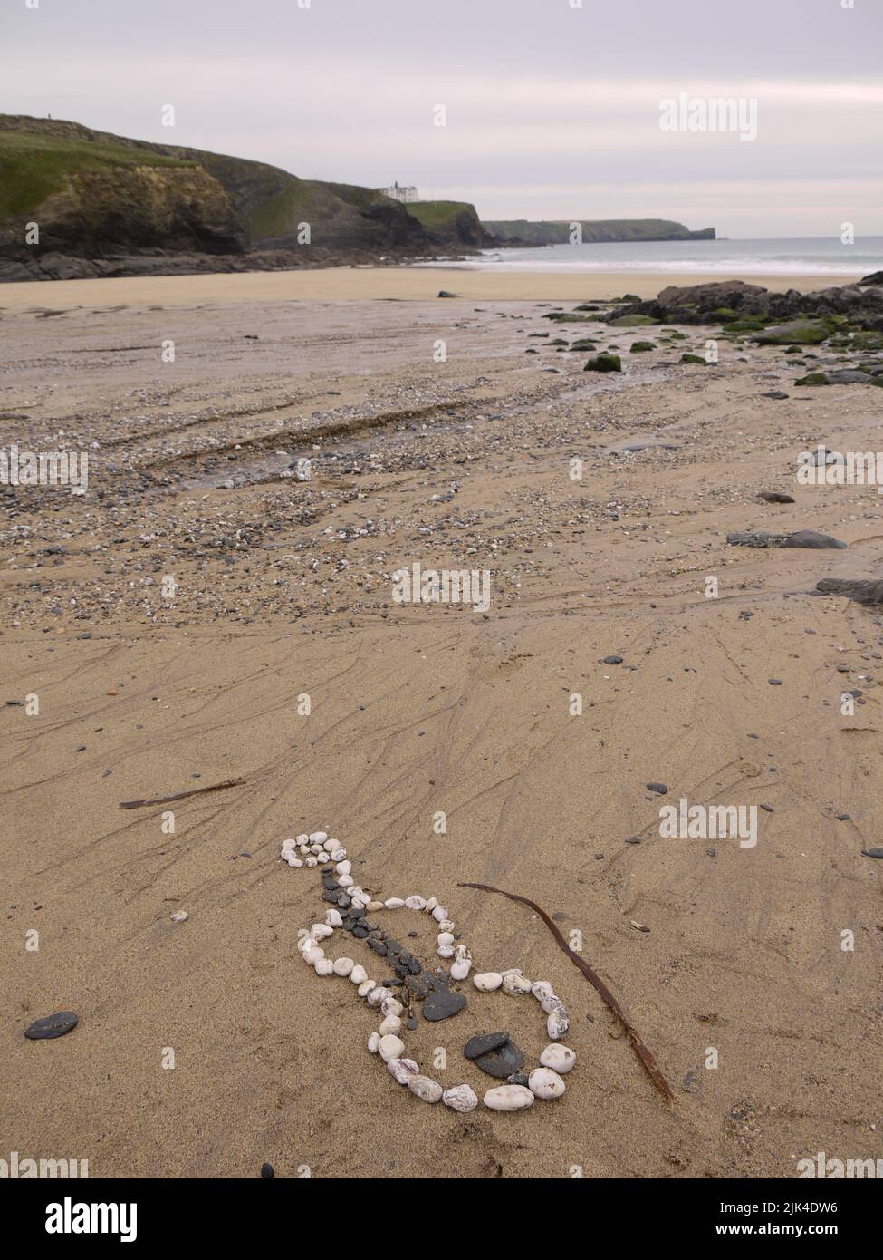 Kieselgeige mit Meeresalgenbogen am Gunwalloe Church Cove Beach, Cornwall, Großbritannien Stockfoto
