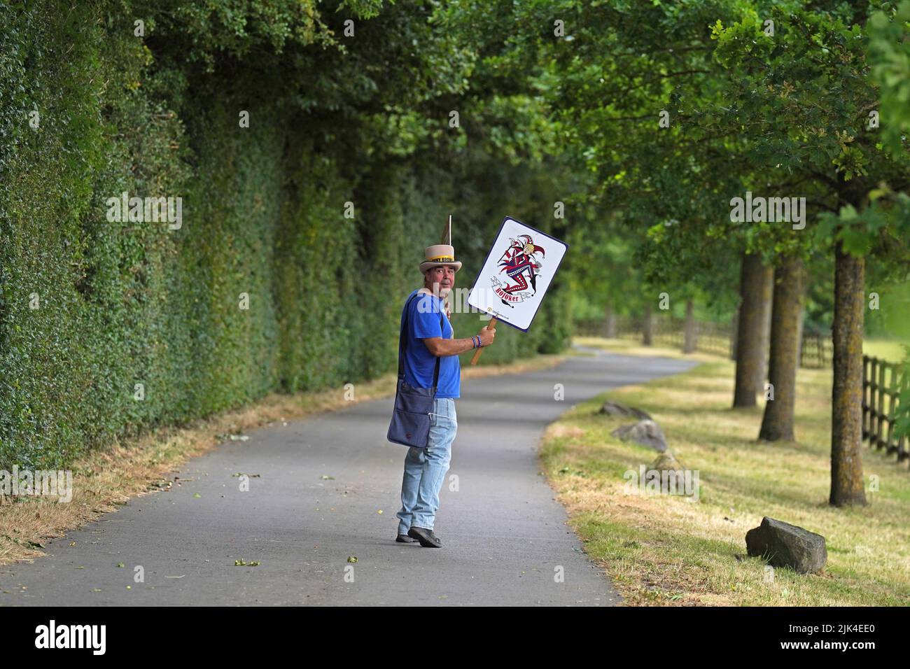 Der Protestierende Steve Bray demonstriert in der Nähe des Daylesford House in Gloucestershire, wo Premierminister Boris Johnson und Frau Carrie eine erste Hochzeitsfeier für Freunde und Familie veranstalten. Bilddatum: Samstag, 30. Juli 2022. Stockfoto