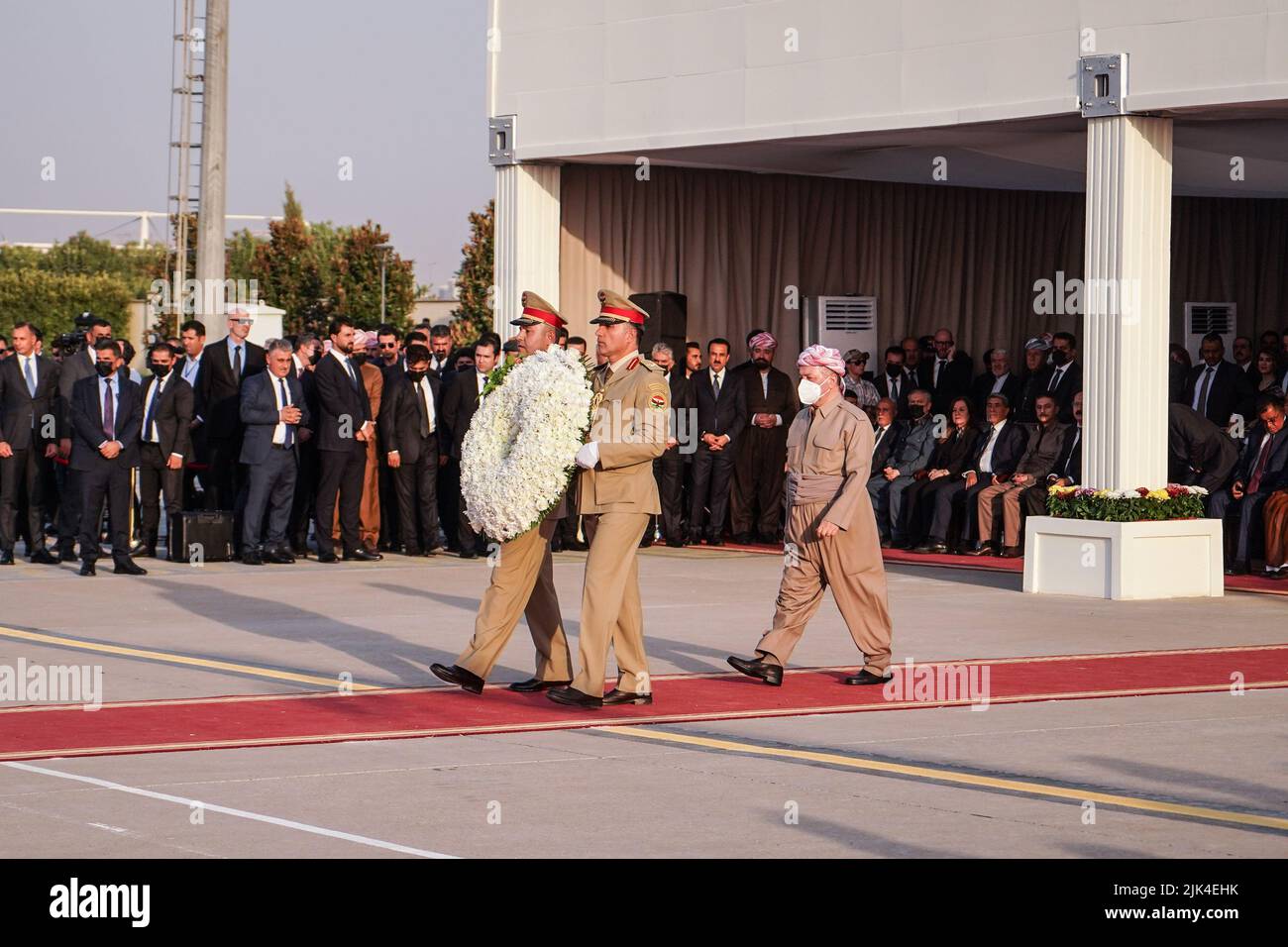 Erbil City, Irak. 30.. Juli 2022. Der Vorsitzende der Demokratischen Partei Kurdistans (PDK) Masoud Barzani legt während einer Zeremonie einen Kranz nieder, um die Überreste von 100 Barzani auf dem Flughafen Erbil in der Region Kurdistan im Irak zu empfangen. Am 31. Juli 1983 wurden schätzungsweise 8.000 Mitglieder des Barzani-Stammes zusammengetrieben, aus ihren Häusern in den Zagros-Bergen entführt und in die Wüsten des Südiraks gebracht, wo sie auf Befehl des Baath-Regimes getötet wurden. Quelle: Ismael Adnan/dpa/Alamy Live News Stockfoto