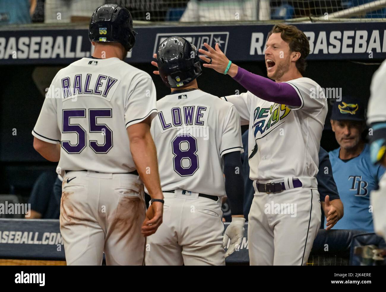 Tampa, Usa. 30.. Juli 2022. Tampa Bay Rays' Brett Phillips feiert mit Brandon Lowe (8) und Luke Raley (55) nach dem zweiläufigen Heimlauf von Lowe vor dem Cleveland Guardians-Starter Zach Plesac im ersten Inning im Tropicana Field in St. Petersburg, Florida, am Samstag, den 30. Juli 2022. Foto von Steve Nesius/UPI Credit: UPI/Alamy Live News Stockfoto