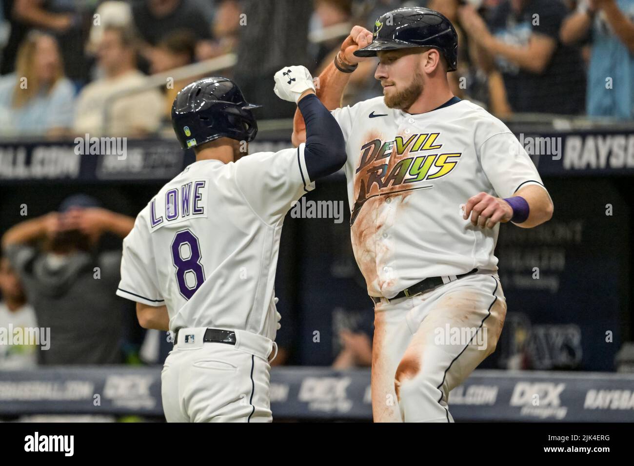 Tampa, Usa. 30.. Juli 2022. Brandon Lowe und Luke Raley von Tampa Bay Rays feiern am Samstag, den 30. Juli 2022, im ersten Inning im Tropicana Field in St. Petersburg, Florida, den zweijährigen Heimlauf von Lowe vor dem Cleveland Guardians-Starter Zach Plesac. Foto von Steve Nesius/UPI Credit: UPI/Alamy Live News Stockfoto
