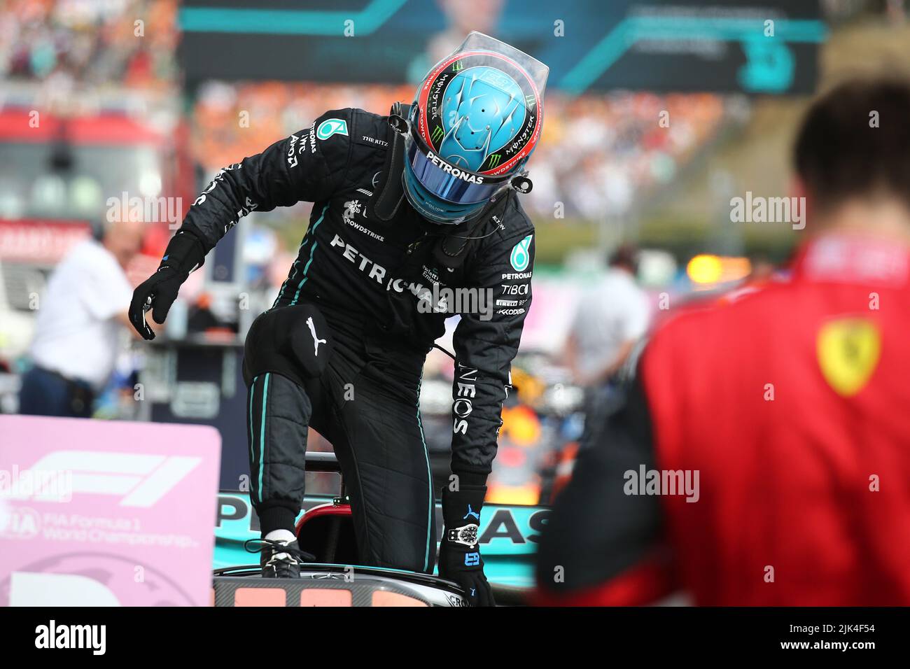 Mogyorod, Ungarn. 30.. Juli 2022. George Russell vom Mercedes AMG Petronas F1 Team im Park Ferme nach dem Qualifying für den Grand Prix von Ungarn F1. Quelle: Marco Canoniero/Alamy Live News Stockfoto