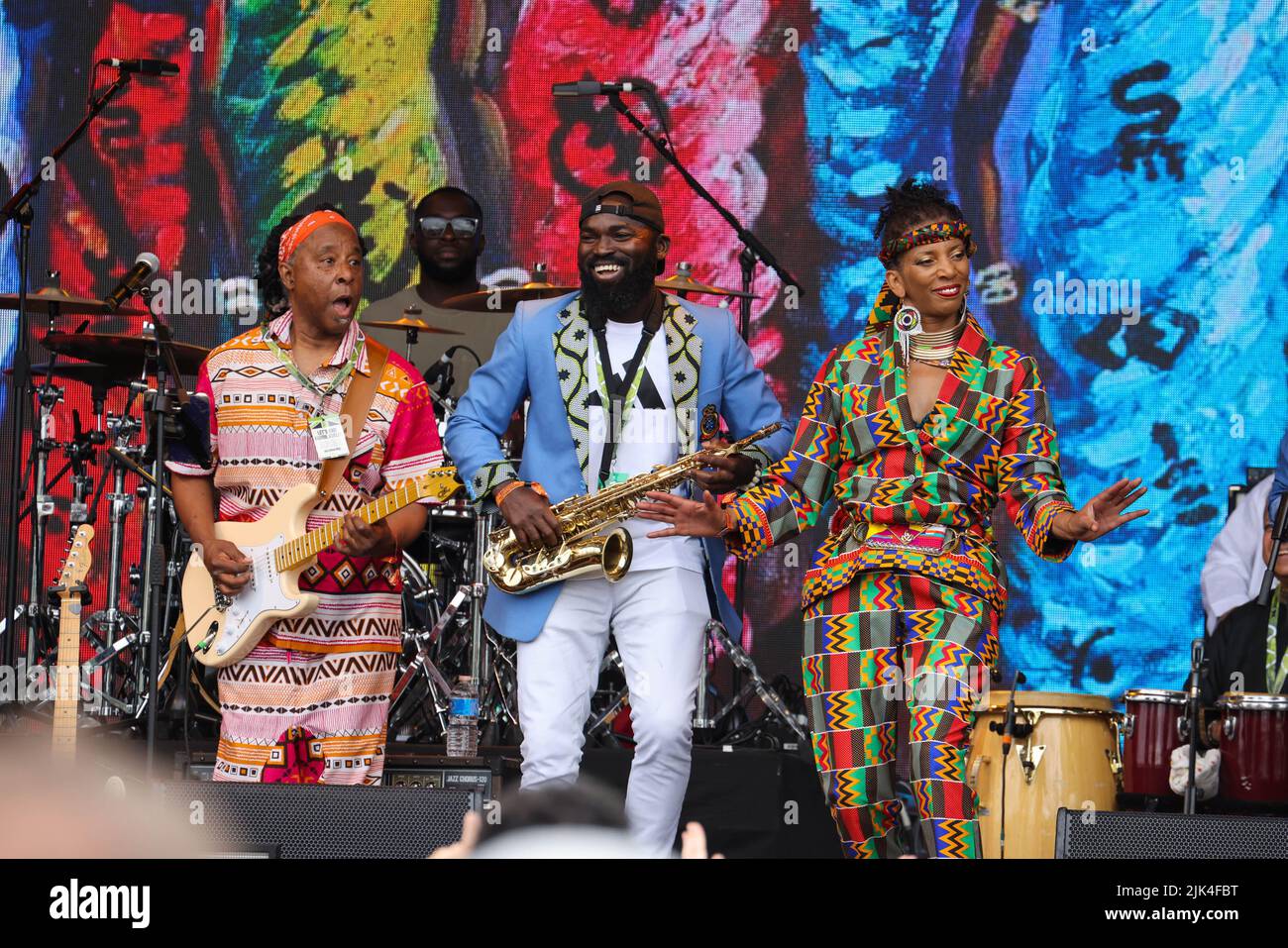 Malmesbury, Wiltshire, Großbritannien. 30.. Juli 2022, Womad Festival, Charlton Park, Malmesbury, Wiltshire. Osibisa, die Schöpfer des Afro-Rock aus Ghana und Großbritannien, treten auf der Open Air-Bühne auf. Das WOMAD Festival fand 1982 im Bath and West Showground in Shepton Mallet, Somerset, seine erste Veranstaltung statt. In den vergangenen 40 Jahren hat die Peter Gabriel-Organisation weltweit Festivals veranstaltet, von Spanien bis Neuseeland, Chile bis Abu Dhabi. Anlässlich des 40.-jährigen Jubiläums findet dieses Wochenende vom 28-30. Juli an sein Flaggschiff-Festival in Großbritannien im Charlton Park statt. WOMAD - Welt der Musik, Kunst und Tanz. Kredit: Casper Farrel Stockfoto