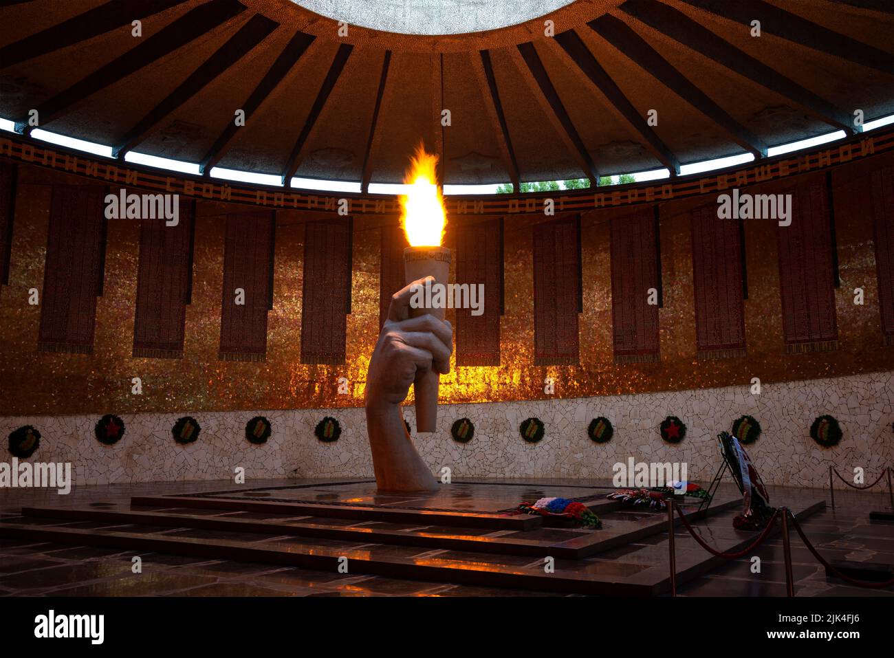 WOLGOGRAD, RUSSLAND - 19. SEPTEMBER 2021: Ewige Flamme in der Halle des 'militärischen Ruhmes'. Mamaev Kurgan, Wolgograd Stockfoto