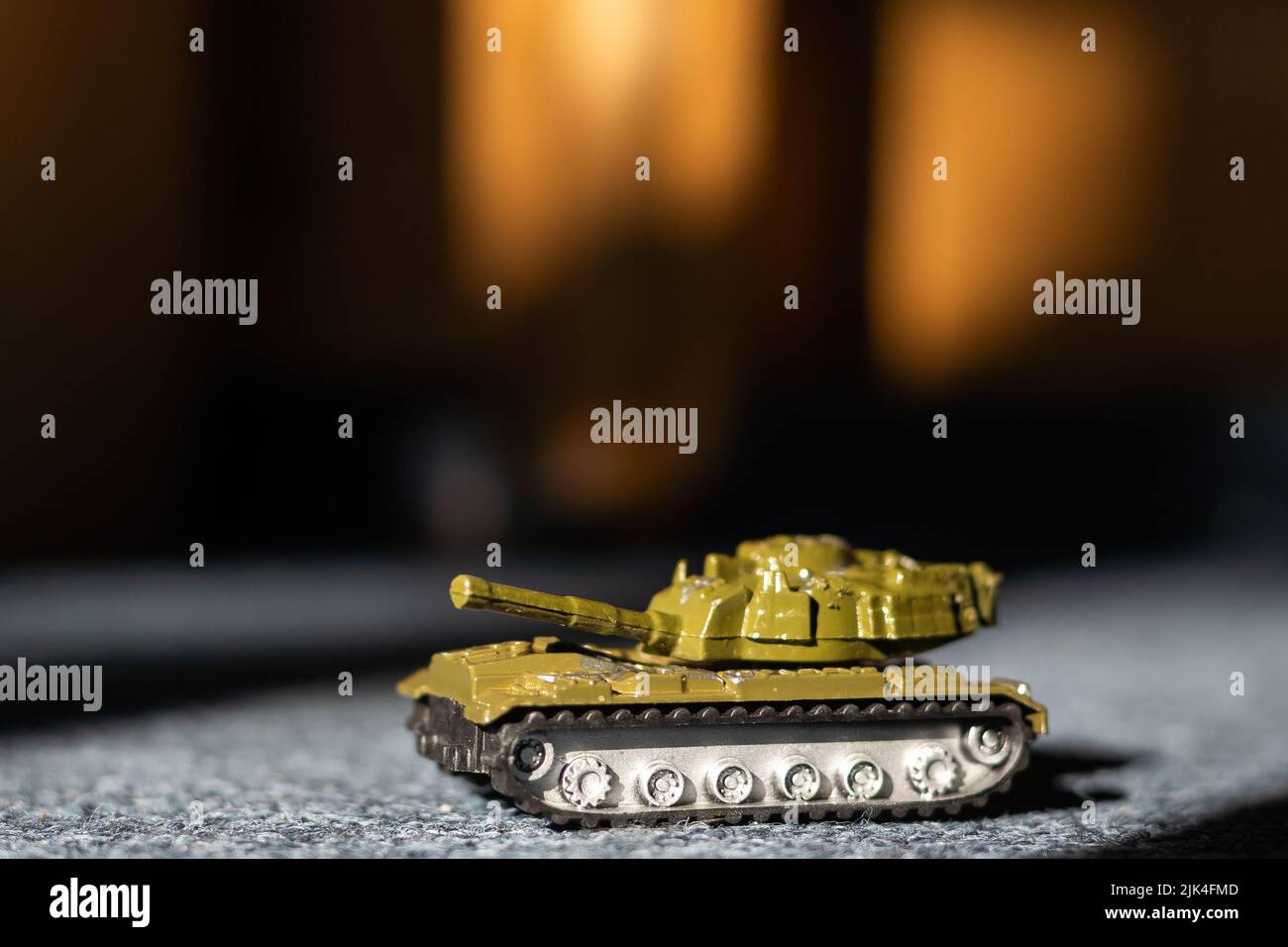Spielzeug Tank mit Tarnfarbe. Militärfahrzeuge Spielzeug. Einfache billige Spielzeuge für Kinder, Kriegsführung, Kriegsgebiet Fahrzeuge Stockfoto