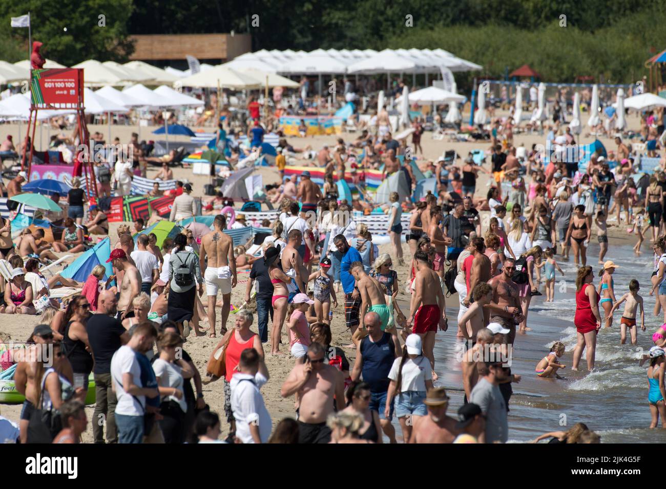 Sopot, Polen. 30.. Juli 2022. Heißer Tag am Strand von Sopot, wo Menschenmassen am Strand von Sopot ein Sonnenbad nehmen © Wojciech Strozyk / Alamy Live News *** Local Caption *** Stockfoto