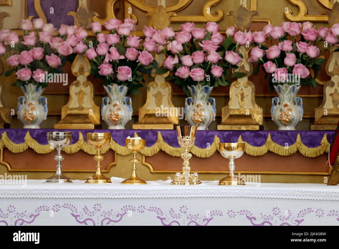 Kelch und Ambula auf dem Altar, Moment der heiligen Messe - Weihe von Brot und Wein im Leib und Blut Jesu - Heilige Hostie, liturgische obj Stockfoto