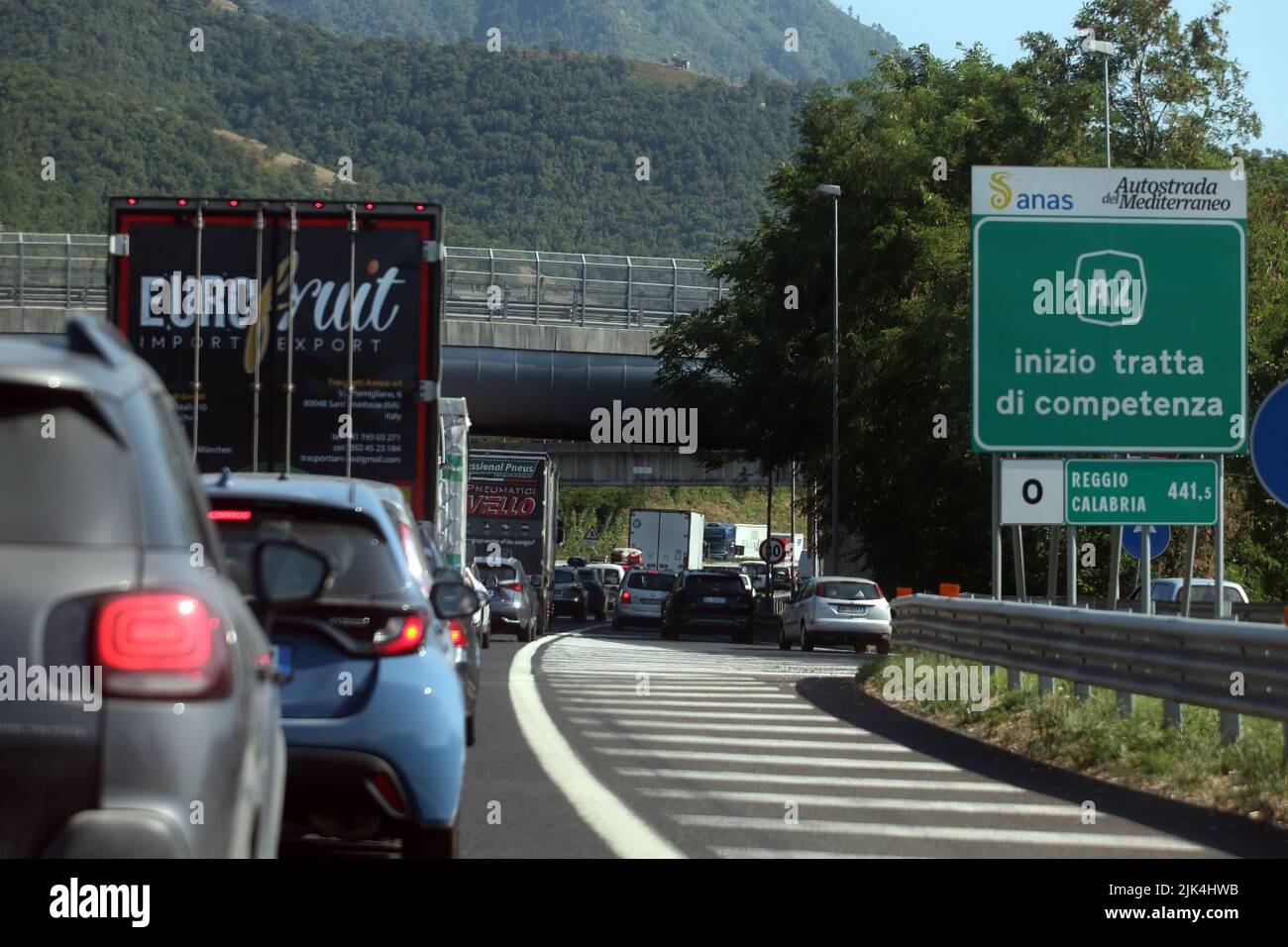 Baronissi, Italien - 29. Juli 2022: Sommerferien, Verkehr am Anfang der Autobahn A2 des Mittelmeers Salerno Reggio Calabria Stockfoto