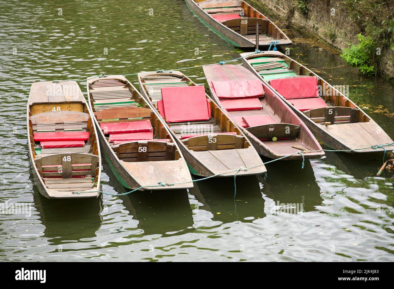 Ungenutzte Stechboote vertäuten auf dem Fluss Cherwell, Oxford, Großbritannien Stockfoto