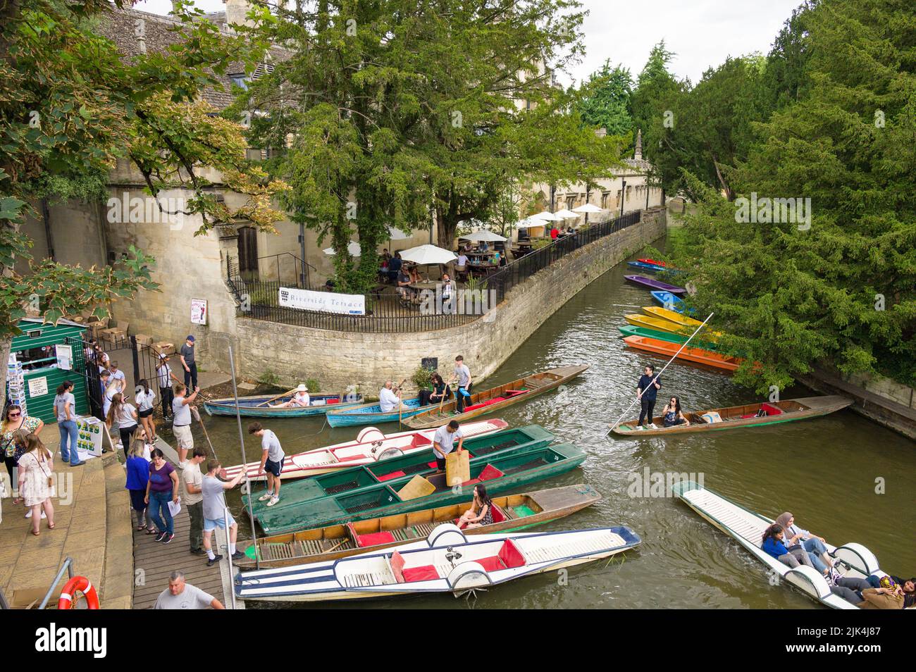 Menschen auf Punts und Pedalos auf dem Fluss Cherwell bei Magdelan Bridge Boathouse, Oxford, Großbritannien Stockfoto