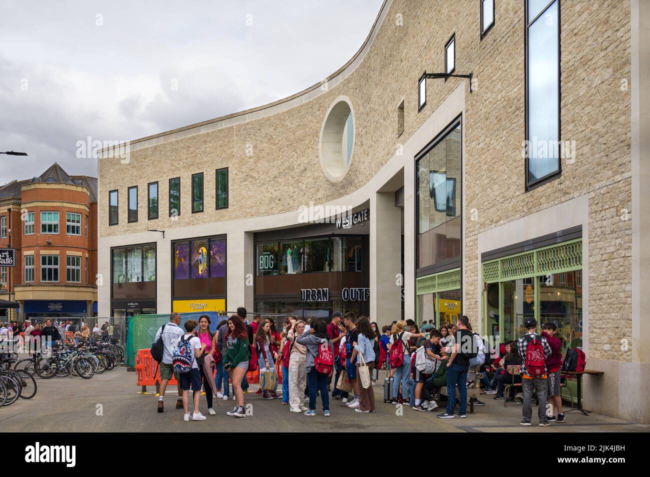 Außenansicht des Westgate Shopping Centre mit Touristen außerhalb, Oxford, Großbritannien Stockfoto