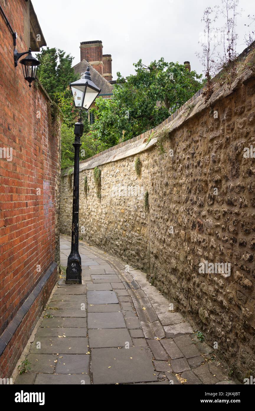 Blick auf die Bulwarks Lane mit Lampenpfosten und hohen Steinwänden, Oxford, Großbritannien Stockfoto