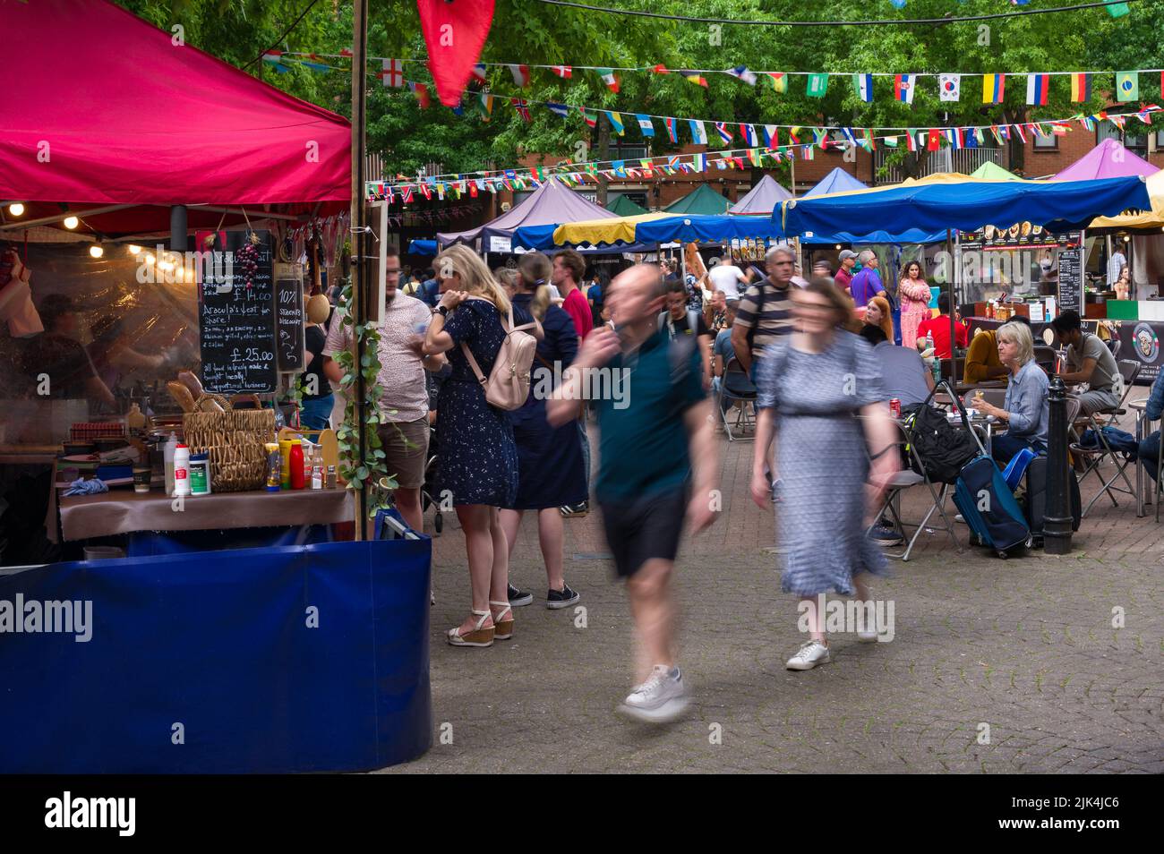 Gloucester Green Town Square mit Marktständen und Spaziergängen, Oxford, Großbritannien Stockfoto