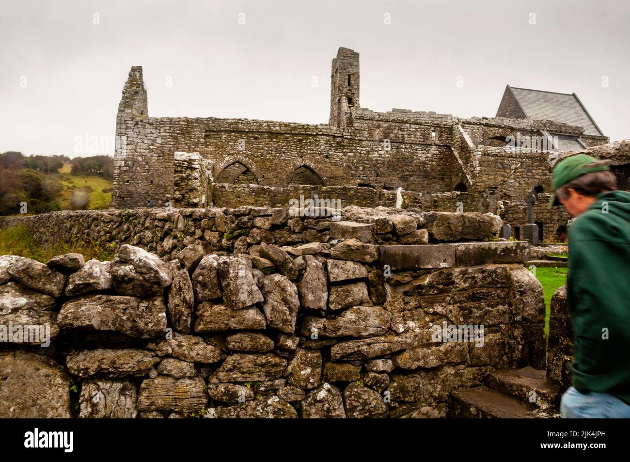 Spitzgotische Bögen an den Ruinen der Corcomroe Abbey in Burren, Irland. Stockfoto