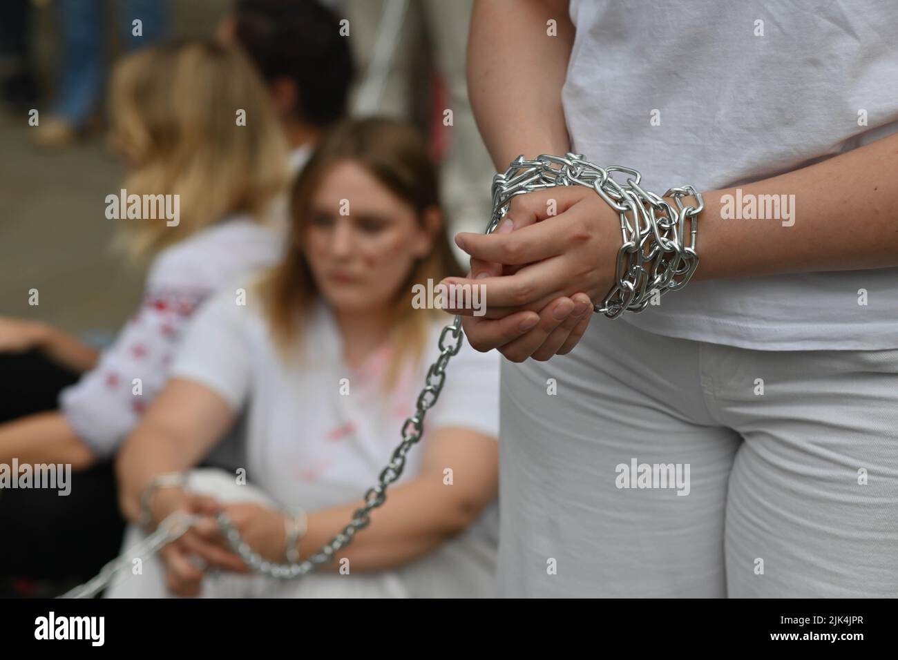 Downing Street, London, Großbritannien. 30. Juli 2022. Demonstranten, die ein Schild halten, protestieren vor der Downing Street. Der Krieg in der Ukraine war extrem gewalttätig, und der Sprecher beschuldigte die russischen Soldaten, Gräueltaten in der Ukraine begangen zu haben. Es wird keinen Sieger im Krieg geben. Die Ukraine ist eine stolze ukrainische Nation. Wir wissen, dass die NATO uns belogen hat. Gib uns die Waffen, die du versprochen hast. Wir wollen nicht, dass ihr für uns kämpft. Wir können allein gegen die Russen kämpfen. Es macht mich traurig, die Tränen in den Augen der ukrainischen Mädchen und Frauen zu sehen. Quelle: Siehe Li/Picture Capital/Alamy Live News Stockfoto