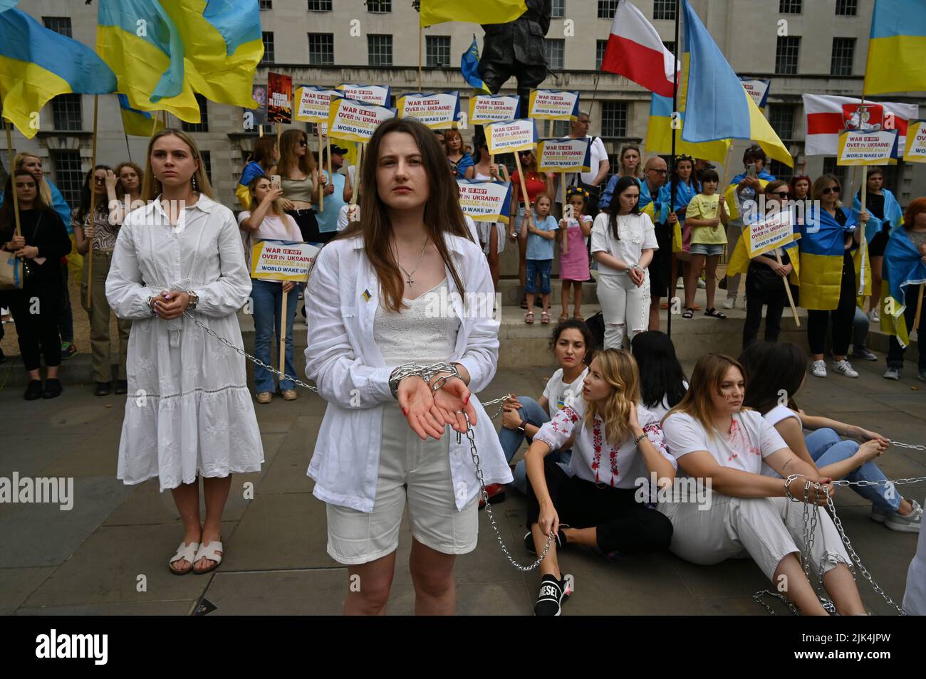 Downing Street, London, Großbritannien. 30. Juli 2022. Demonstranten, die ein Schild halten, protestieren vor der Downing Street. Der Krieg in der Ukraine war extrem gewalttätig, und der Sprecher beschuldigte die russischen Soldaten, Gräueltaten in der Ukraine begangen zu haben. Es wird keinen Sieger im Krieg geben. Die Ukraine ist eine stolze ukrainische Nation. Wir wissen, dass die NATO uns belogen hat. Gib uns die Waffen, die du versprochen hast. Wir wollen nicht, dass ihr für uns kämpft. Wir können allein gegen die Russen kämpfen. Es macht mich traurig, die Tränen in den Augen der ukrainischen Mädchen und Frauen zu sehen. Quelle: Siehe Li/Picture Capital/Alamy Live News Stockfoto