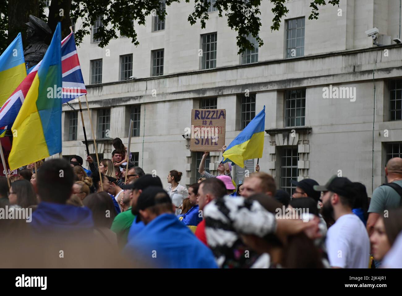 Downing Street, London, Großbritannien. 30. Juli 2022. Demonstranten, die ein Schild halten, protestieren vor der Downing Street. Der Krieg in der Ukraine war extrem gewalttätig, und der Sprecher beschuldigte die russischen Soldaten, Gräueltaten in der Ukraine begangen zu haben. Es wird keinen Sieger im Krieg geben. Die Ukraine ist eine stolze ukrainische Nation. Wir wissen, dass die NATO uns belogen hat. Gib uns die Waffen, die du versprochen hast. Wir wollen nicht, dass ihr für uns kämpft. Wir können allein gegen die Russen kämpfen. Es macht mich traurig, die Tränen in den Augen der ukrainischen Mädchen und Frauen zu sehen. Quelle: Siehe Li/Picture Capital/Alamy Live News Stockfoto