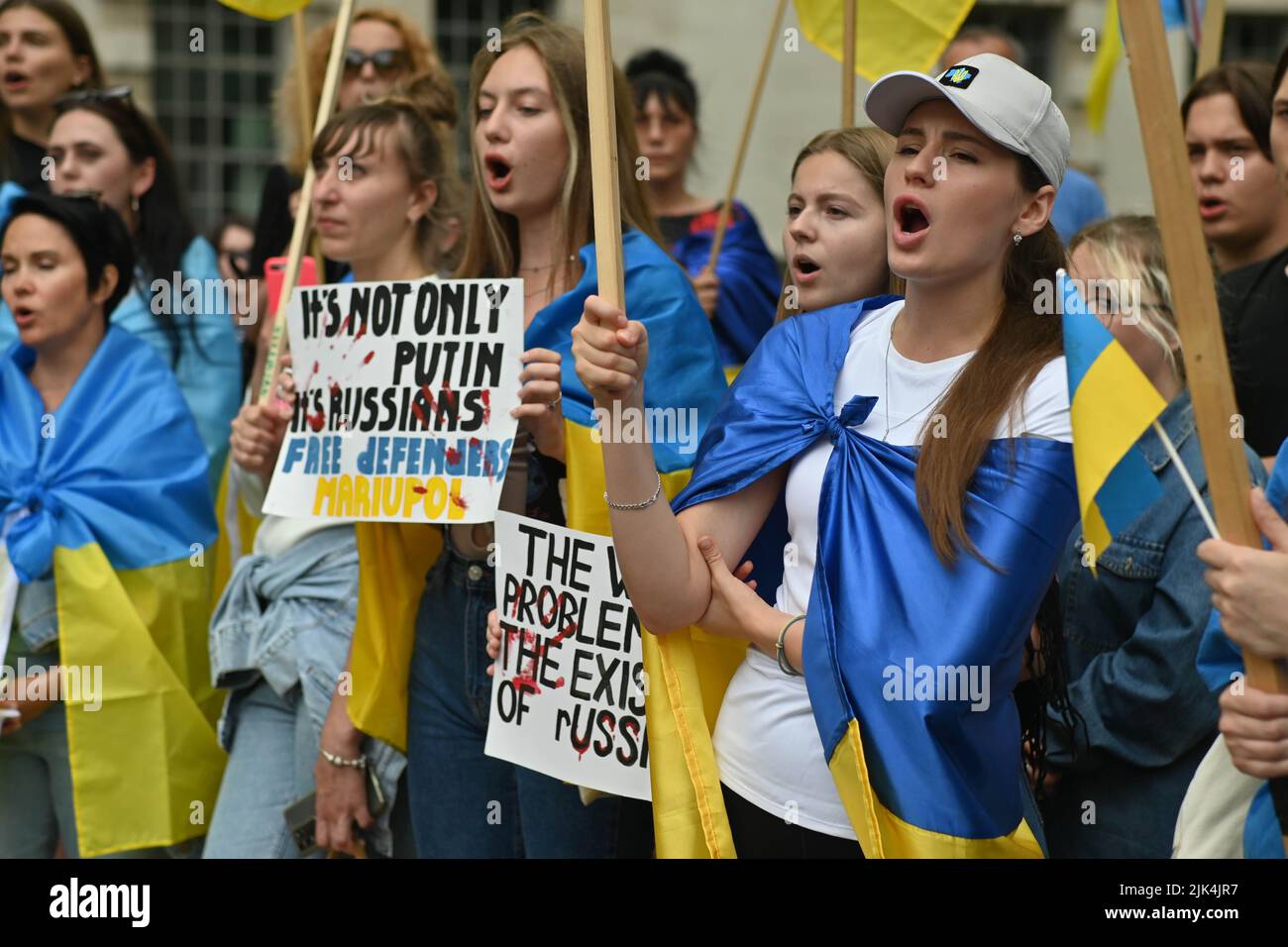 Downing Street, London, Großbritannien. 30. Juli 2022. Demonstranten, die ein Schild halten, protestieren vor der Downing Street. Der Krieg in der Ukraine war extrem gewalttätig, und der Sprecher beschuldigte die russischen Soldaten, Gräueltaten in der Ukraine begangen zu haben. Es wird keinen Sieger im Krieg geben. Die Ukraine ist eine stolze ukrainische Nation. Wir wissen, dass die NATO uns belogen hat. Gib uns die Waffen, die du versprochen hast. Wir wollen nicht, dass ihr für uns kämpft. Wir können allein gegen die Russen kämpfen. Es macht mich traurig, die Tränen in den Augen der ukrainischen Mädchen und Frauen zu sehen. Quelle: Siehe Li/Picture Capital/Alamy Live News Stockfoto