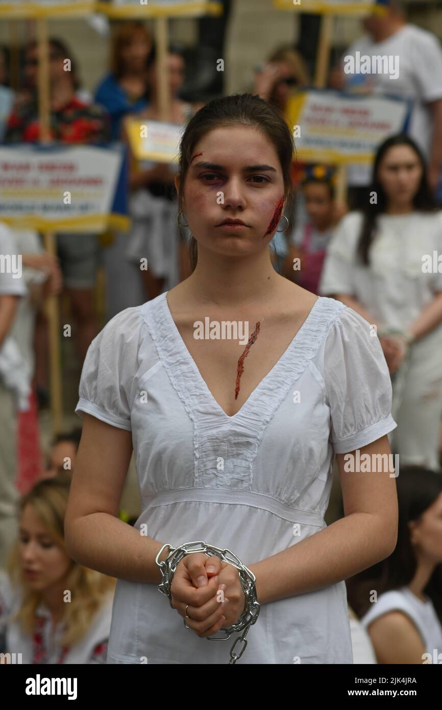 Downing Street, London, Großbritannien. 30. Juli 2022. Demonstranten, die ein Schild halten, protestieren vor der Downing Street. Der Krieg in der Ukraine war extrem gewalttätig, und der Sprecher beschuldigte die russischen Soldaten, Gräueltaten in der Ukraine begangen zu haben. Es wird keinen Sieger im Krieg geben. Die Ukraine ist eine stolze ukrainische Nation. Wir wissen, dass die NATO uns belogen hat. Gib uns die Waffen, die du versprochen hast. Wir wollen nicht, dass ihr für uns kämpft. Wir können allein gegen die Russen kämpfen. Es macht mich traurig, die Tränen in den Augen der ukrainischen Mädchen und Frauen zu sehen. Quelle: Siehe Li/Picture Capital/Alamy Live News Stockfoto