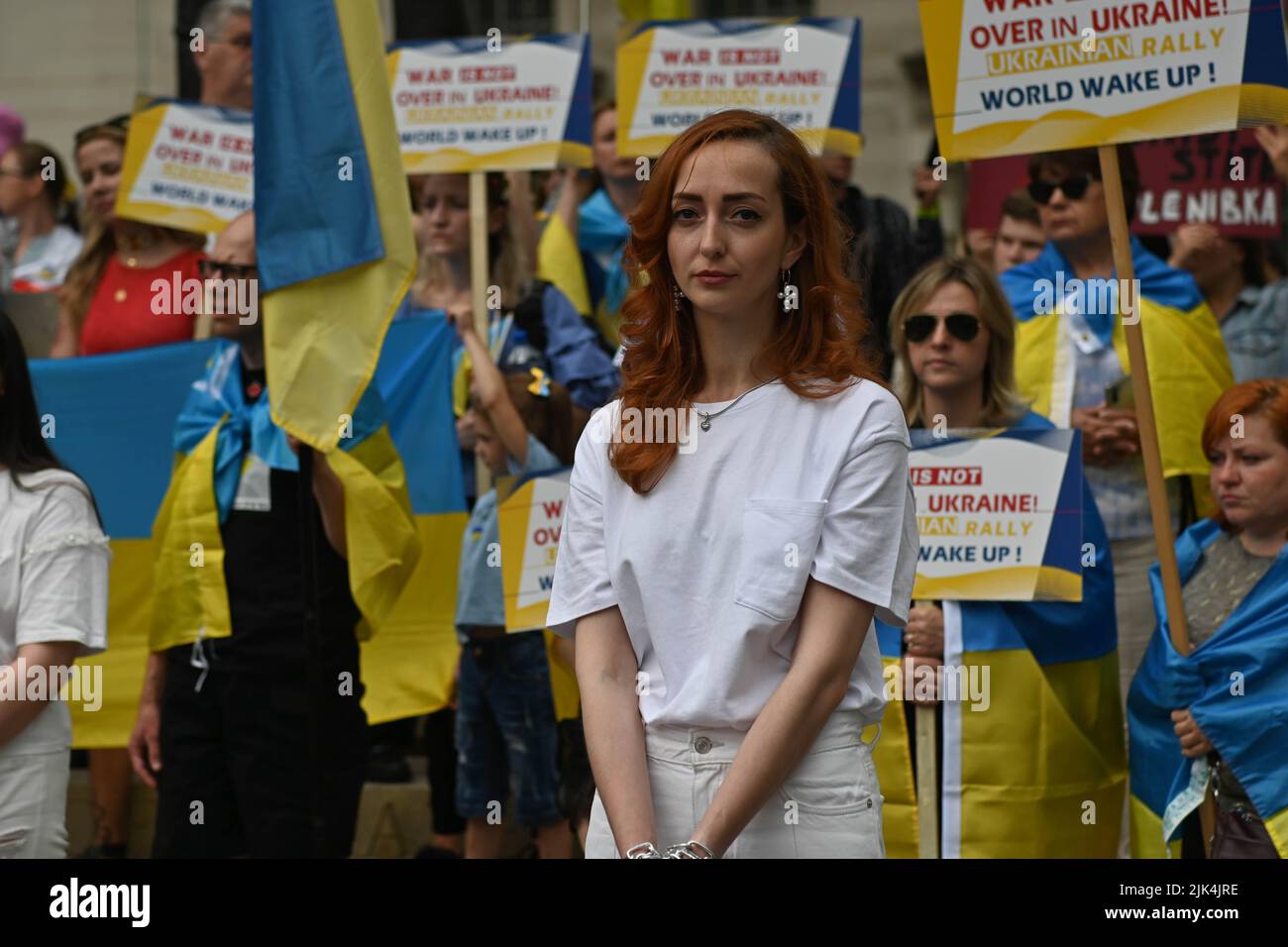 Downing Street, London, Großbritannien. 30. Juli 2022. Demonstranten, die ein Schild halten, protestieren vor der Downing Street. Der Krieg in der Ukraine war extrem gewalttätig, und der Sprecher beschuldigte die russischen Soldaten, Gräueltaten in der Ukraine begangen zu haben. Es wird keinen Sieger im Krieg geben. Die Ukraine ist eine stolze ukrainische Nation. Wir wissen, dass die NATO uns belogen hat. Gib uns die Waffen, die du versprochen hast. Wir wollen nicht, dass ihr für uns kämpft. Wir können allein gegen die Russen kämpfen. Es macht mich traurig, die Tränen in den Augen der ukrainischen Mädchen und Frauen zu sehen. Quelle: Siehe Li/Picture Capital/Alamy Live News Stockfoto