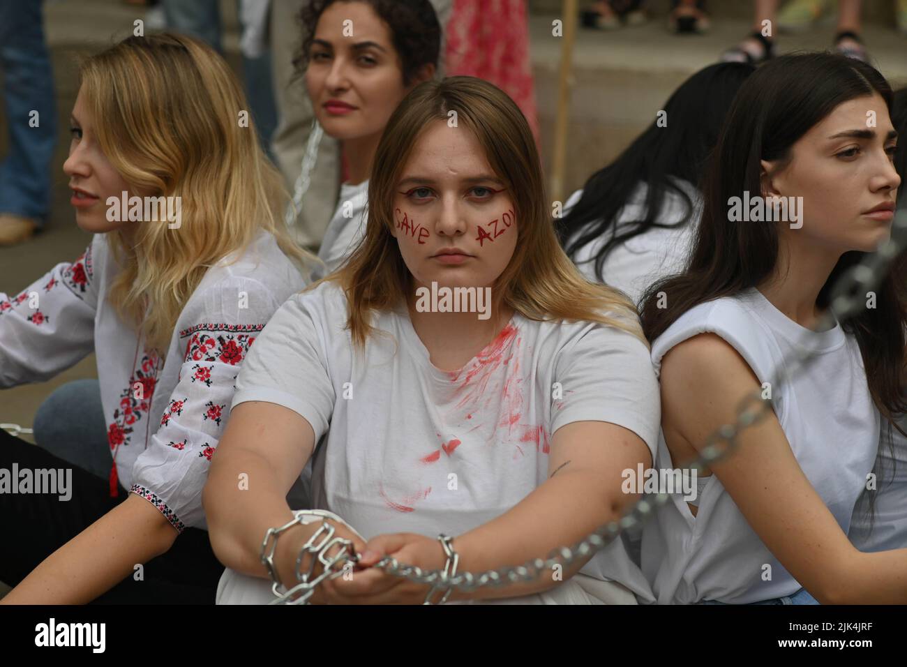 Downing Street, London, Großbritannien. 30. Juli 2022. Demonstranten, die ein Schild halten, protestieren vor der Downing Street. Der Krieg in der Ukraine war extrem gewalttätig, und der Sprecher beschuldigte die russischen Soldaten, Gräueltaten in der Ukraine begangen zu haben. Es wird keinen Sieger im Krieg geben. Die Ukraine ist eine stolze ukrainische Nation. Wir wissen, dass die NATO uns belogen hat. Gib uns die Waffen, die du versprochen hast. Wir wollen nicht, dass ihr für uns kämpft. Wir können allein gegen die Russen kämpfen. Es macht mich traurig, die Tränen in den Augen der ukrainischen Mädchen und Frauen zu sehen. Quelle: Siehe Li/Picture Capital/Alamy Live News Stockfoto
