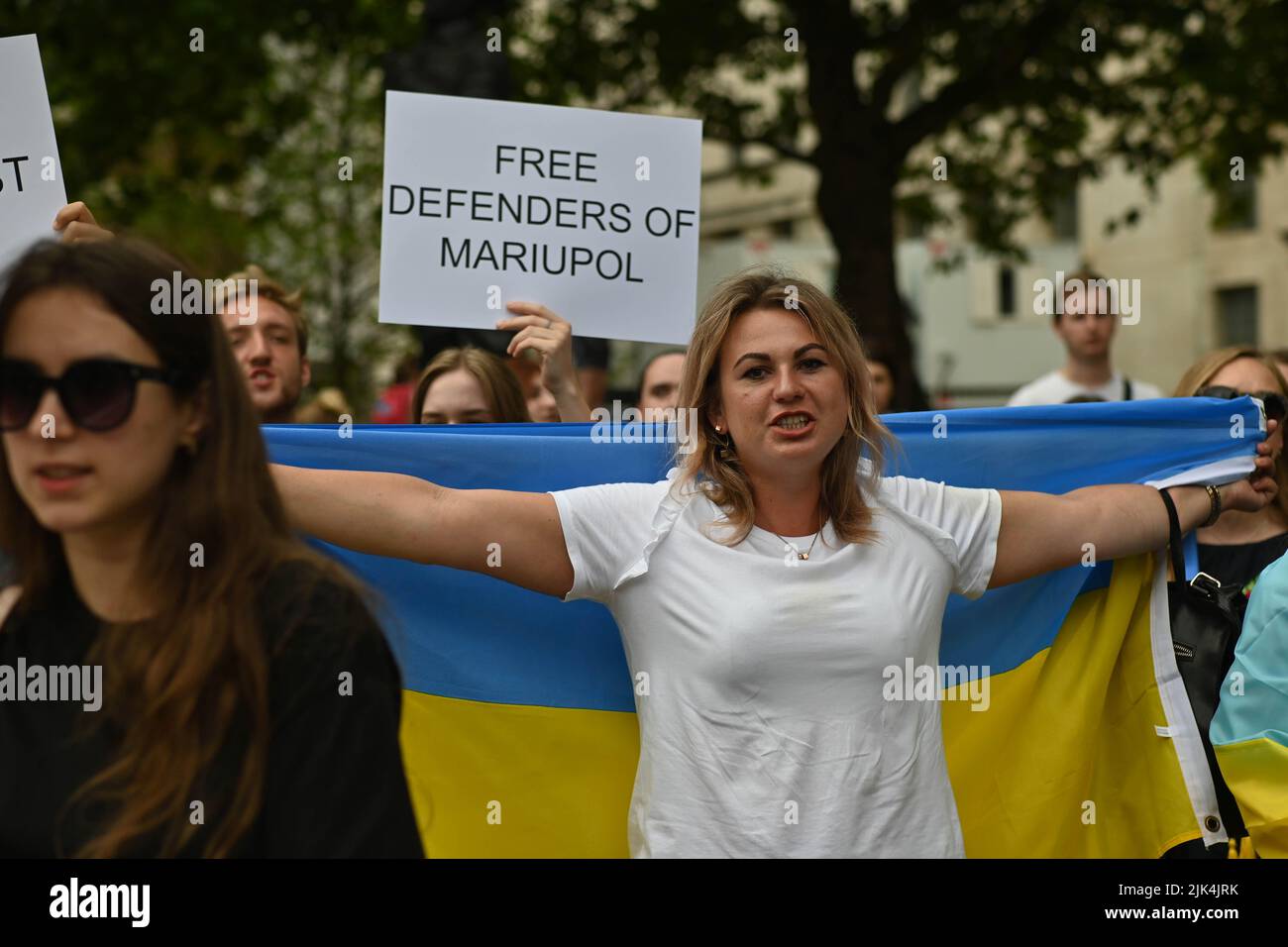 Downing Street, London, Großbritannien. 30. Juli 2022. Demonstranten, die ein Schild halten, protestieren vor der Downing Street. Der Krieg in der Ukraine war extrem gewalttätig, und der Sprecher beschuldigte die russischen Soldaten, Gräueltaten in der Ukraine begangen zu haben. Es wird keinen Sieger im Krieg geben. Die Ukraine ist eine stolze ukrainische Nation. Wir wissen, dass die NATO uns belogen hat. Gib uns die Waffen, die du versprochen hast. Wir wollen nicht, dass ihr für uns kämpft. Wir können allein gegen die Russen kämpfen. Es macht mich traurig, die Tränen in den Augen der ukrainischen Mädchen und Frauen zu sehen. Quelle: Siehe Li/Picture Capital/Alamy Live News Stockfoto