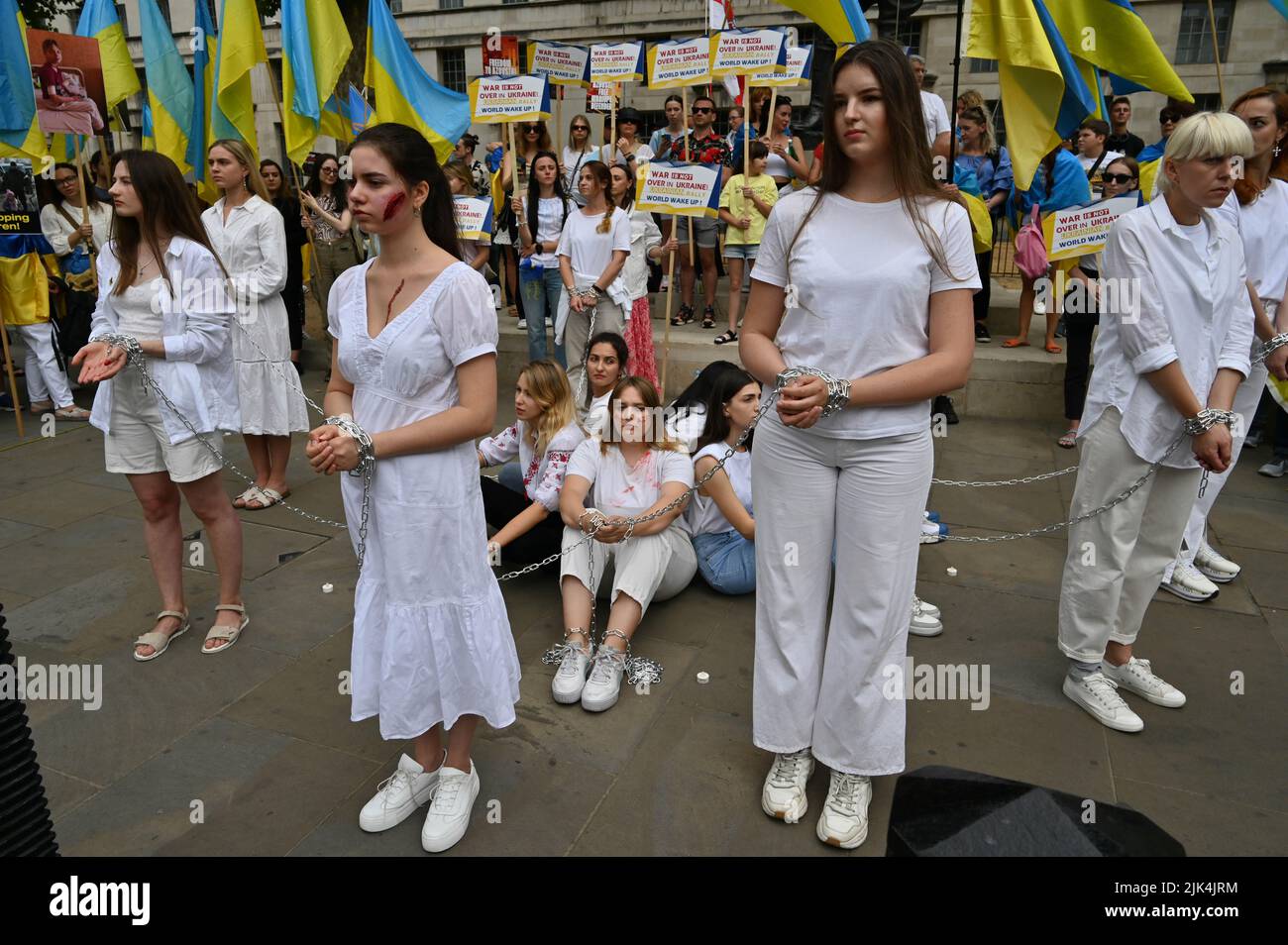 Downing Street, London, Großbritannien. 30. Juli 2022. Demonstranten, die ein Schild halten, protestieren vor der Downing Street. Der Krieg in der Ukraine war extrem gewalttätig, und der Sprecher beschuldigte die russischen Soldaten, Gräueltaten in der Ukraine begangen zu haben. Es wird keinen Sieger im Krieg geben. Die Ukraine ist eine stolze ukrainische Nation. Wir wissen, dass die NATO uns belogen hat. Gib uns die Waffen, die du versprochen hast. Wir wollen nicht, dass ihr für uns kämpft. Wir können allein gegen die Russen kämpfen. Es macht mich traurig, die Tränen in den Augen der ukrainischen Mädchen und Frauen zu sehen. Quelle: Siehe Li/Picture Capital/Alamy Live News Stockfoto