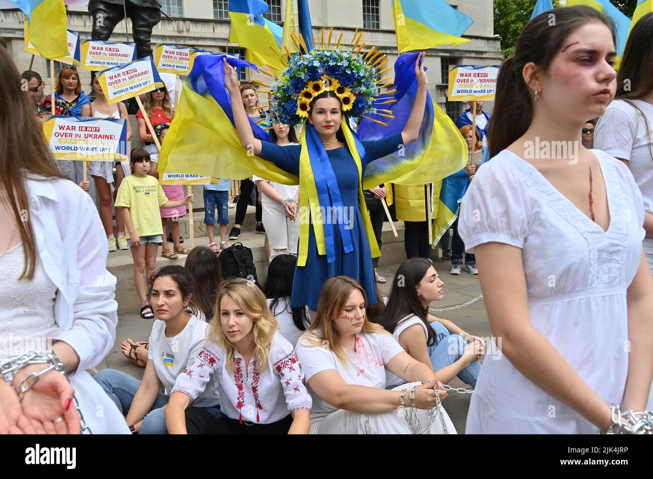 Downing Street, London, Großbritannien. 30. Juli 2022. Demonstranten, die ein Schild halten, protestieren vor der Downing Street. Der Krieg in der Ukraine war extrem gewalttätig, und der Sprecher beschuldigte die russischen Soldaten, Gräueltaten in der Ukraine begangen zu haben. Es wird keinen Sieger im Krieg geben. Die Ukraine ist eine stolze ukrainische Nation. Wir wissen, dass die NATO uns belogen hat. Gib uns die Waffen, die du versprochen hast. Wir wollen nicht, dass ihr für uns kämpft. Wir können allein gegen die Russen kämpfen. Es macht mich traurig, die Tränen in den Augen der ukrainischen Mädchen und Frauen zu sehen. Quelle: Siehe Li/Picture Capital/Alamy Live News Stockfoto