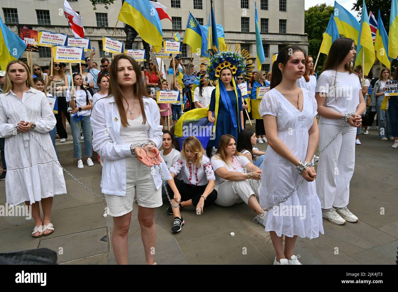 Downing Street, London, Großbritannien. 30. Juli 2022. Demonstranten, die ein Schild halten, protestieren vor der Downing Street. Der Krieg in der Ukraine war extrem gewalttätig, und der Sprecher beschuldigte die russischen Soldaten, Gräueltaten in der Ukraine begangen zu haben. Es wird keinen Sieger im Krieg geben. Die Ukraine ist eine stolze ukrainische Nation. Wir wissen, dass die NATO uns belogen hat. Gib uns die Waffen, die du versprochen hast. Wir wollen nicht, dass ihr für uns kämpft. Wir können allein gegen die Russen kämpfen. Es macht mich traurig, die Tränen in den Augen der ukrainischen Mädchen und Frauen zu sehen. Quelle: Siehe Li/Picture Capital/Alamy Live News Stockfoto