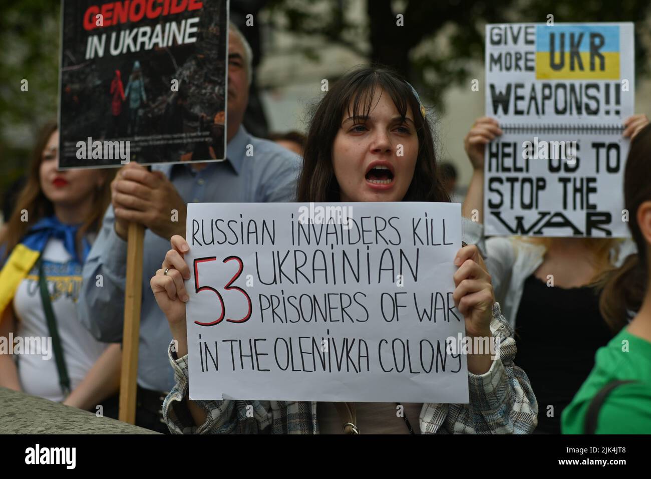 Downing Street, London, Großbritannien. 30. Juli 2022. Demonstranten, die ein Schild halten, protestieren vor der Downing Street. Der Krieg in der Ukraine war extrem gewalttätig, und der Sprecher beschuldigte die russischen Soldaten, Gräueltaten in der Ukraine begangen zu haben. Es wird keinen Sieger im Krieg geben. Die Ukraine ist eine stolze ukrainische Nation. Wir wissen, dass die NATO uns belogen hat. Gib uns die Waffen, die du versprochen hast. Wir wollen nicht, dass ihr für uns kämpft. Wir können allein gegen die Russen kämpfen. Es macht mich traurig, die Tränen in den Augen der ukrainischen Mädchen und Frauen zu sehen. Quelle: Siehe Li/Picture Capital/Alamy Live News Stockfoto
