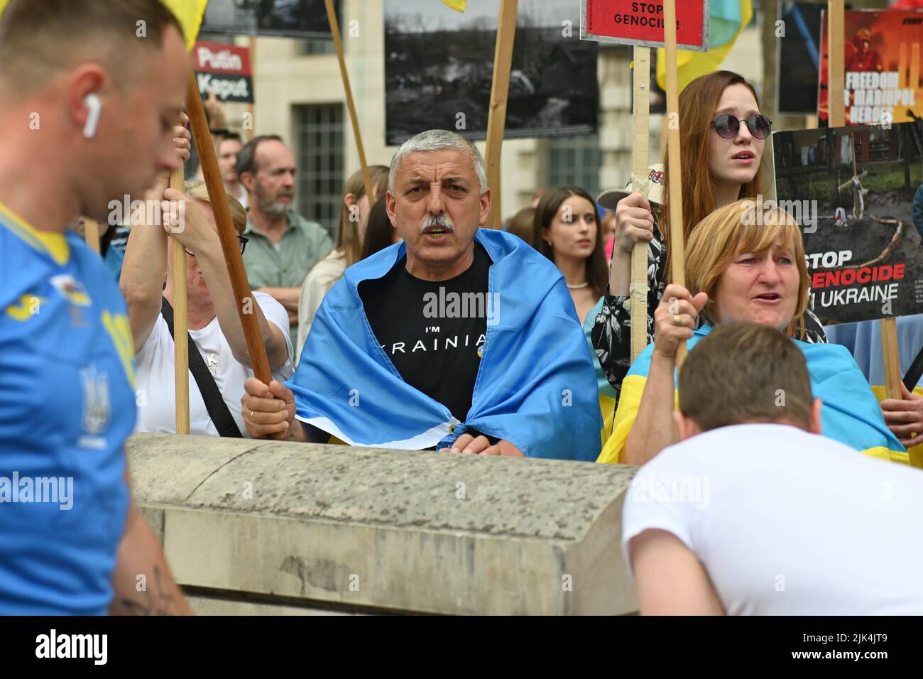 Downing Street, London, Großbritannien. 30. Juli 2022. Demonstranten, die ein Schild halten, protestieren vor der Downing Street. Der Krieg in der Ukraine war extrem gewalttätig, und der Sprecher beschuldigte die russischen Soldaten, Gräueltaten in der Ukraine begangen zu haben. Es wird keinen Sieger im Krieg geben. Die Ukraine ist eine stolze ukrainische Nation. Wir wissen, dass die NATO uns belogen hat. Gib uns die Waffen, die du versprochen hast. Wir wollen nicht, dass ihr für uns kämpft. Wir können allein gegen die Russen kämpfen. Es macht mich traurig, die Tränen in den Augen der ukrainischen Mädchen und Frauen zu sehen. Quelle: Siehe Li/Picture Capital/Alamy Live News Stockfoto