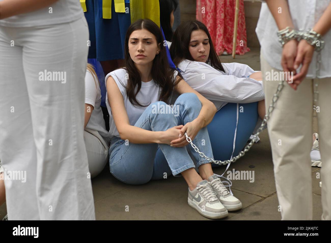 Downing Street, London, Großbritannien. 30. Juli 2022. Demonstranten, die ein Schild halten, protestieren vor der Downing Street. Der Krieg in der Ukraine war extrem gewalttätig, und der Sprecher beschuldigte die russischen Soldaten, Gräueltaten in der Ukraine begangen zu haben. Es wird keinen Sieger im Krieg geben. Die Ukraine ist eine stolze ukrainische Nation. Wir wissen, dass die NATO uns belogen hat. Gib uns die Waffen, die du versprochen hast. Wir wollen nicht, dass ihr für uns kämpft. Wir können allein gegen die Russen kämpfen. Es macht mich traurig, die Tränen in den Augen der ukrainischen Mädchen und Frauen zu sehen. Quelle: Siehe Li/Picture Capital/Alamy Live News Stockfoto