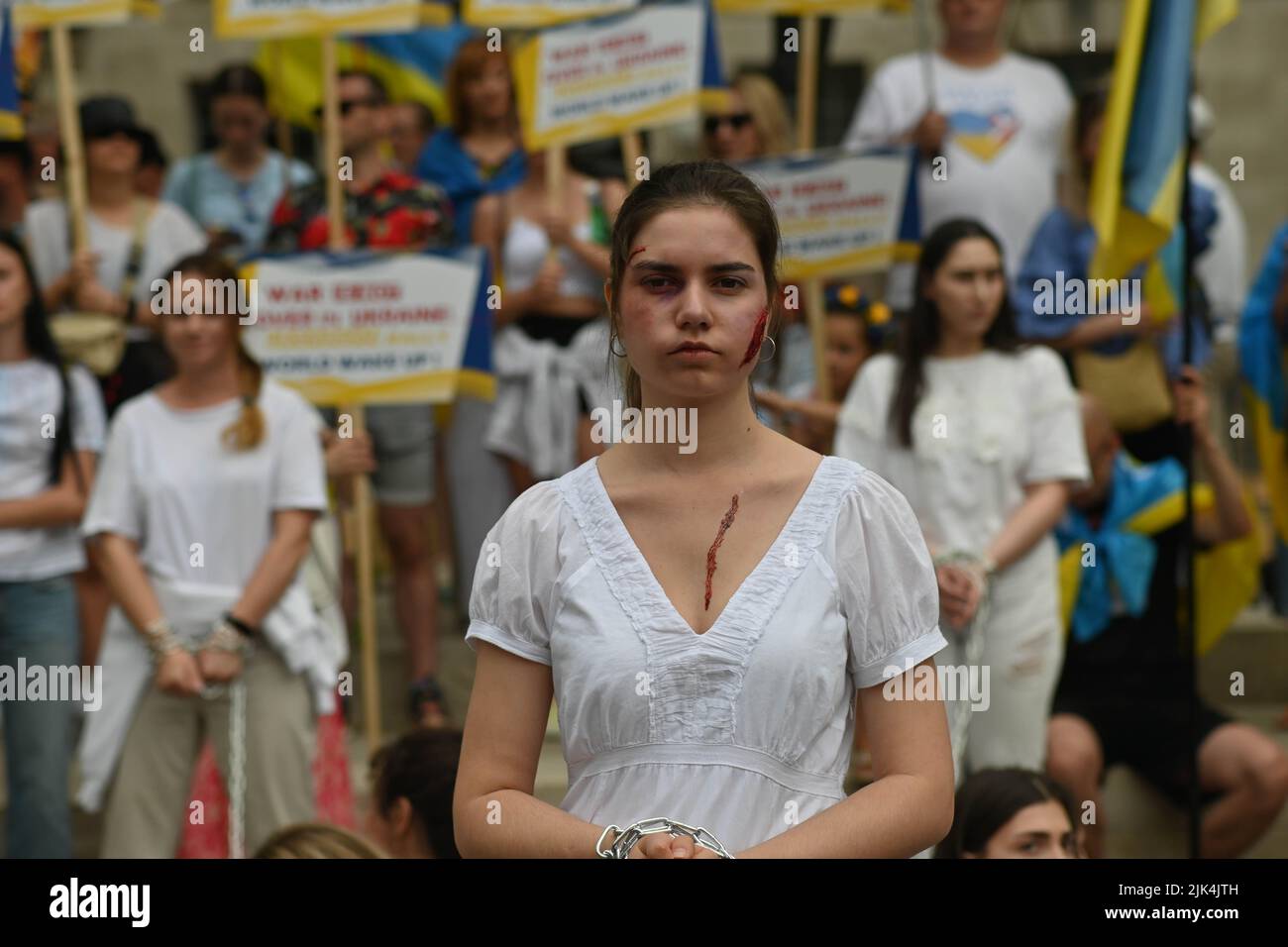 Downing Street, London, Großbritannien. 30. Juli 2022. Demonstranten, die ein Schild halten, protestieren vor der Downing Street. Der Krieg in der Ukraine war extrem gewalttätig, und der Sprecher beschuldigte die russischen Soldaten, Gräueltaten in der Ukraine begangen zu haben. Es wird keinen Sieger im Krieg geben. Die Ukraine ist eine stolze ukrainische Nation. Wir wissen, dass die NATO uns belogen hat. Gib uns die Waffen, die du versprochen hast. Wir wollen nicht, dass ihr für uns kämpft. Wir können allein gegen die Russen kämpfen. Es macht mich traurig, die Tränen in den Augen der ukrainischen Mädchen und Frauen zu sehen. Quelle: Siehe Li/Picture Capital/Alamy Live News Stockfoto